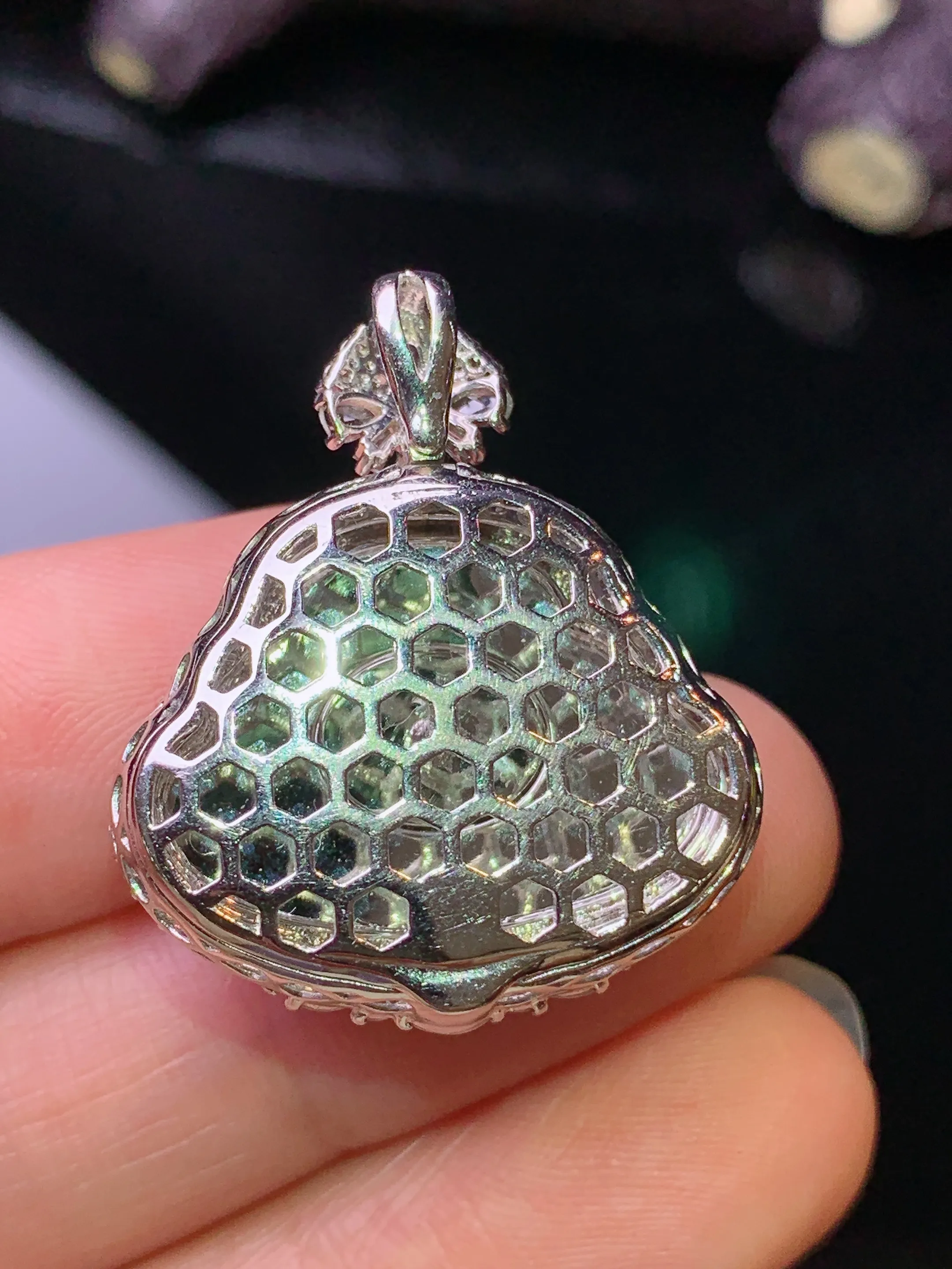 18k金钻镶嵌翠绿佛公吊坠 玉质细腻 色泽清新艳丽 整体尺寸28*23.8*9.8