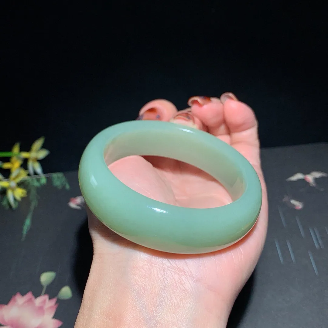 和田玉55.5圈口且末蓝手镯！玉质细腻油润 底色纯净 无裂无杂 脂粉好，品质高。