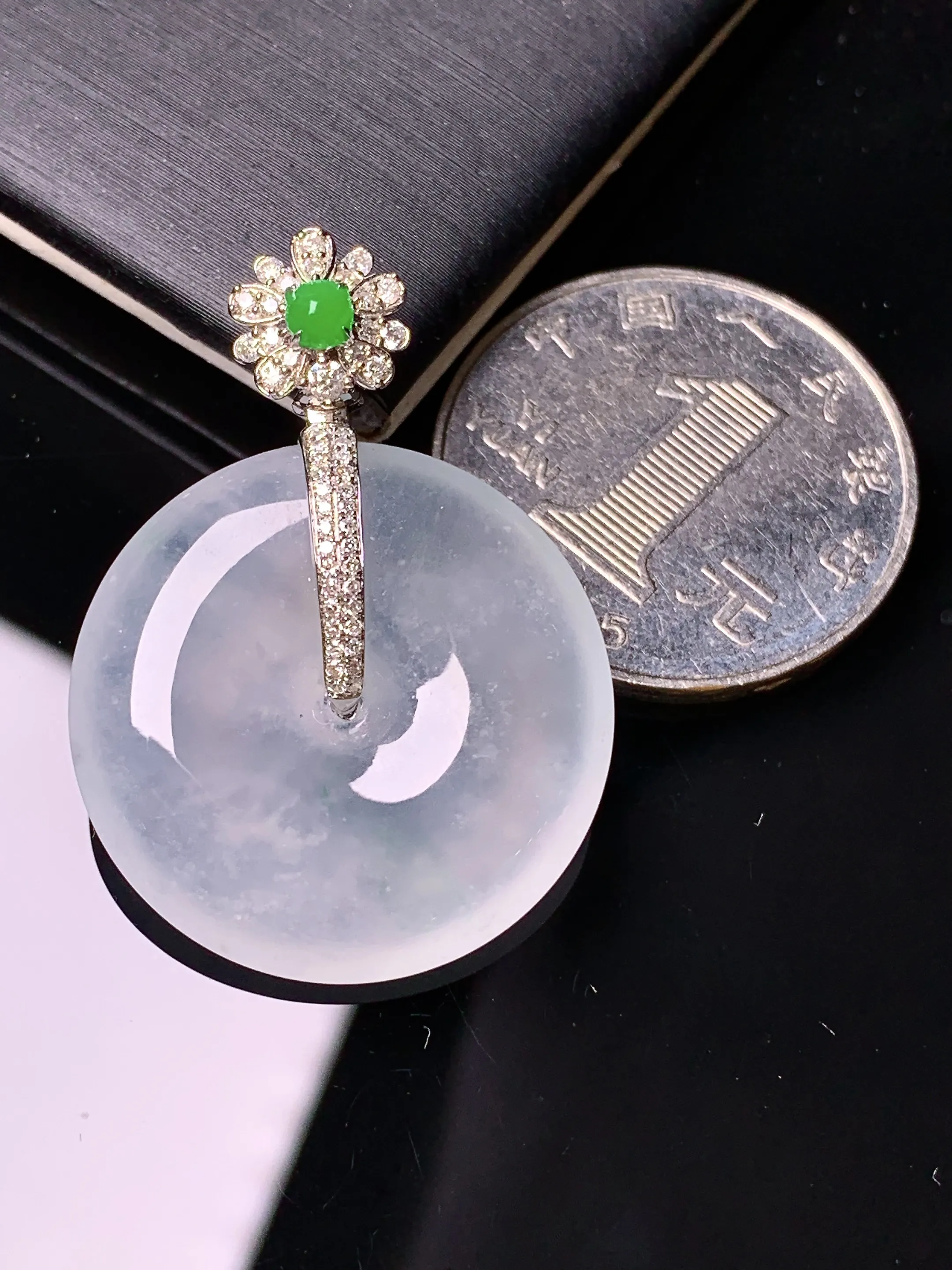 18k金钻镶嵌冰种平安扣吊坠 玉质细腻 色泽清新艳丽 整体尺寸34.8*25*5.5