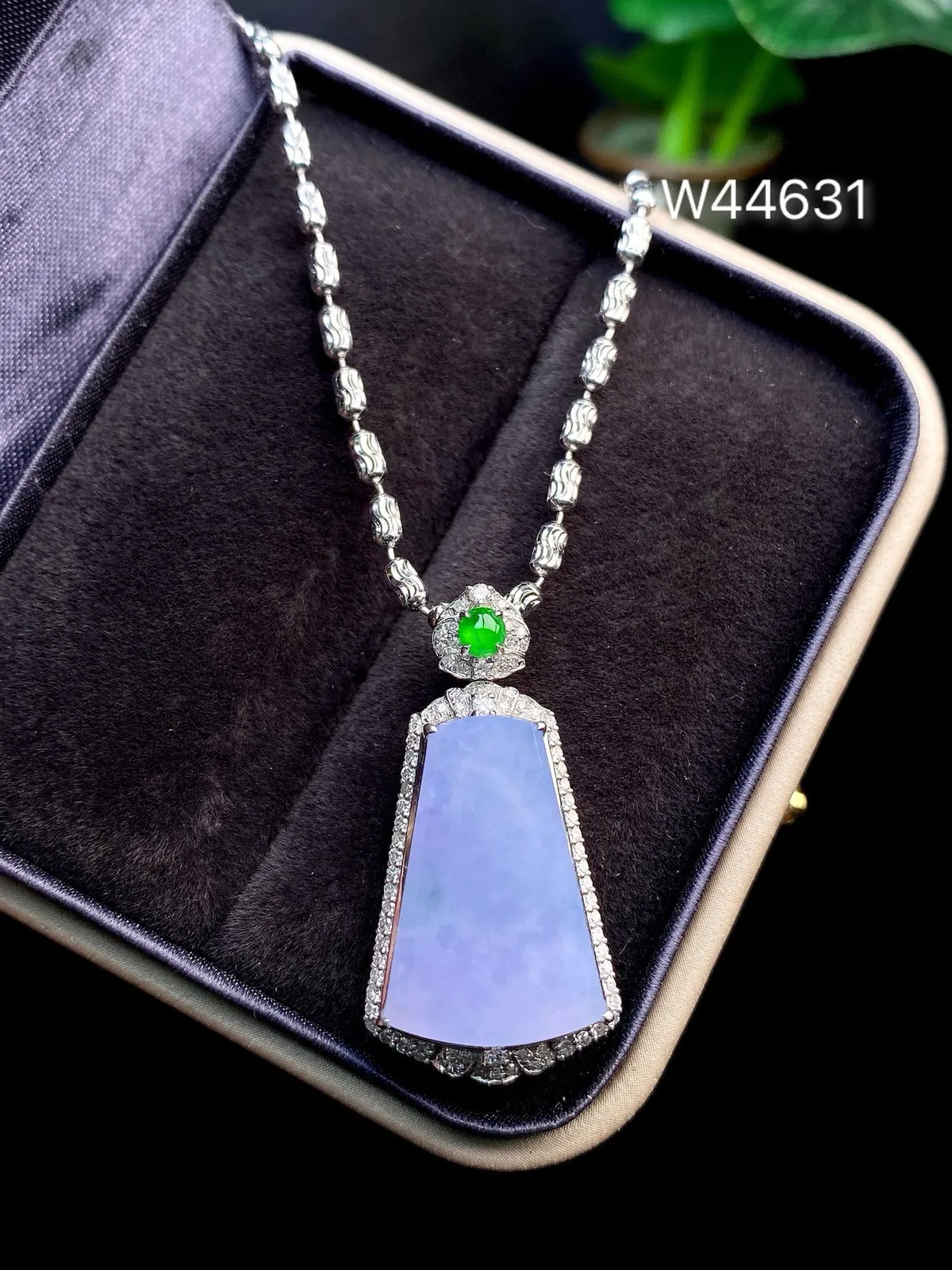 【冰种紫无事柱吊坠】质地细腻，光泽度不错，18k金钻镶嵌，裸石尺寸18.9*12.5*2.8毫米