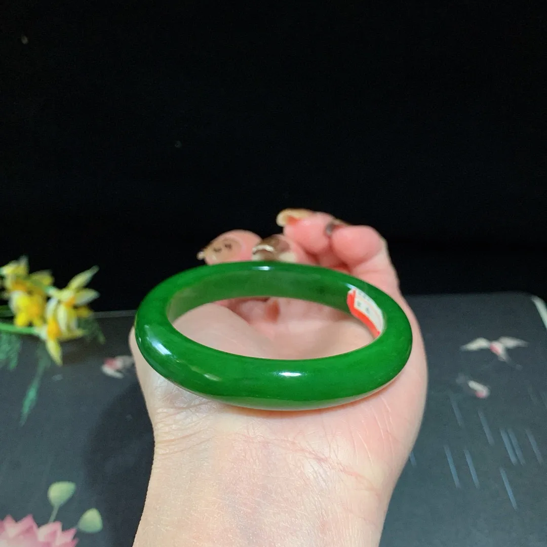 臻品，和田玉54圈口阳绿色碧玉手镯！玉质细腻油润 底色纯净 无裂无杂 脂粉好，品质高