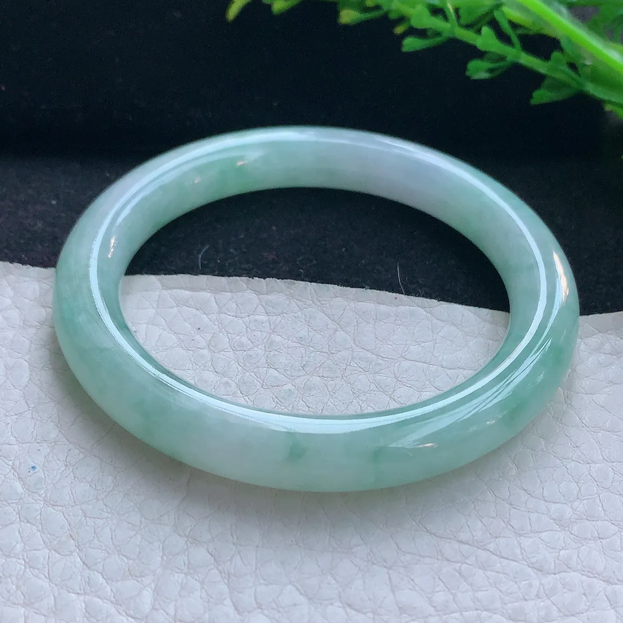 n小圈口52*8.5叮当镯 翡翠a货玉手镯精美飘花圆条玉手环 美人镯