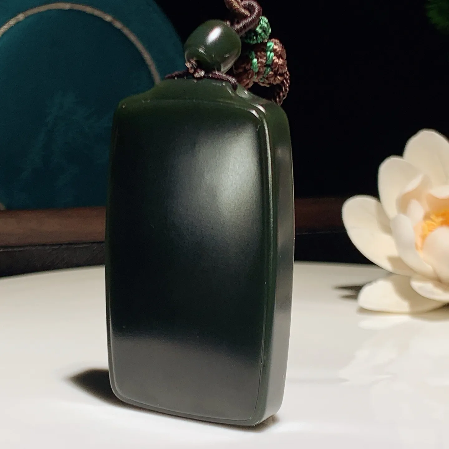 新疆和田玉细料塔青平安无事牌挂件。尺寸59/34/12重61.8克。玉质细腻油润。手推出油。佩戴高端