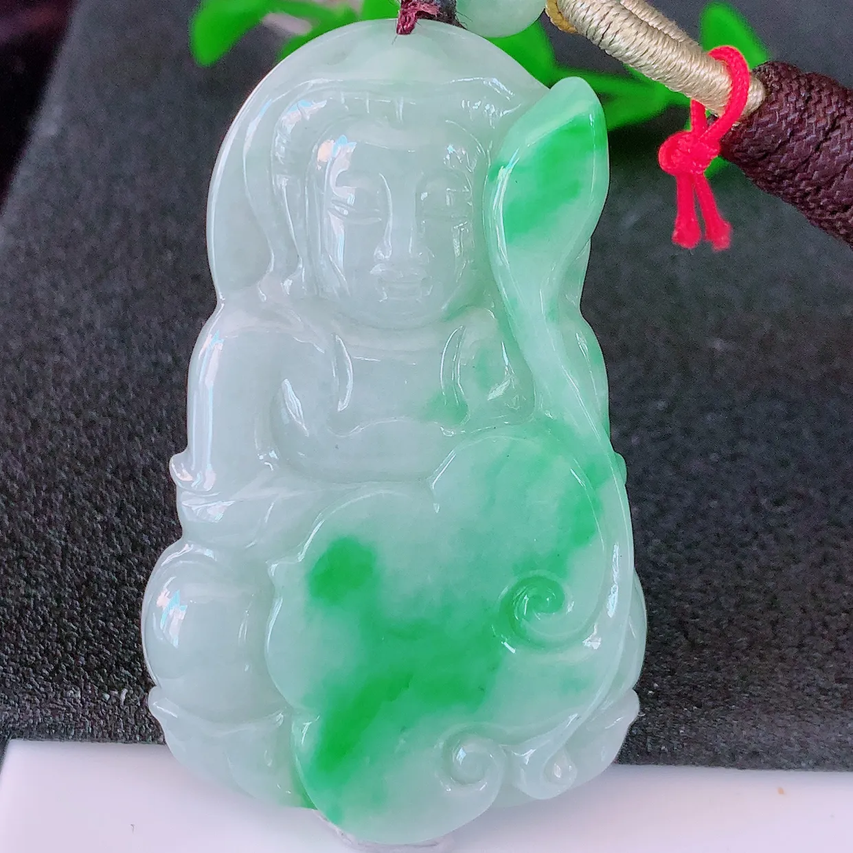 自然光实拍，冰润飘绿翡翠观音菩萨吊坠，赐福观音，玉润通透，慈祥端庄！#46.16