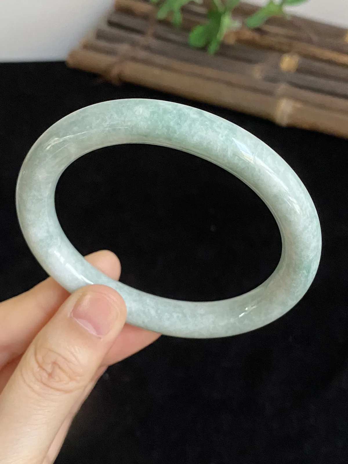 贵妃镯56圈口，翡翠手镯