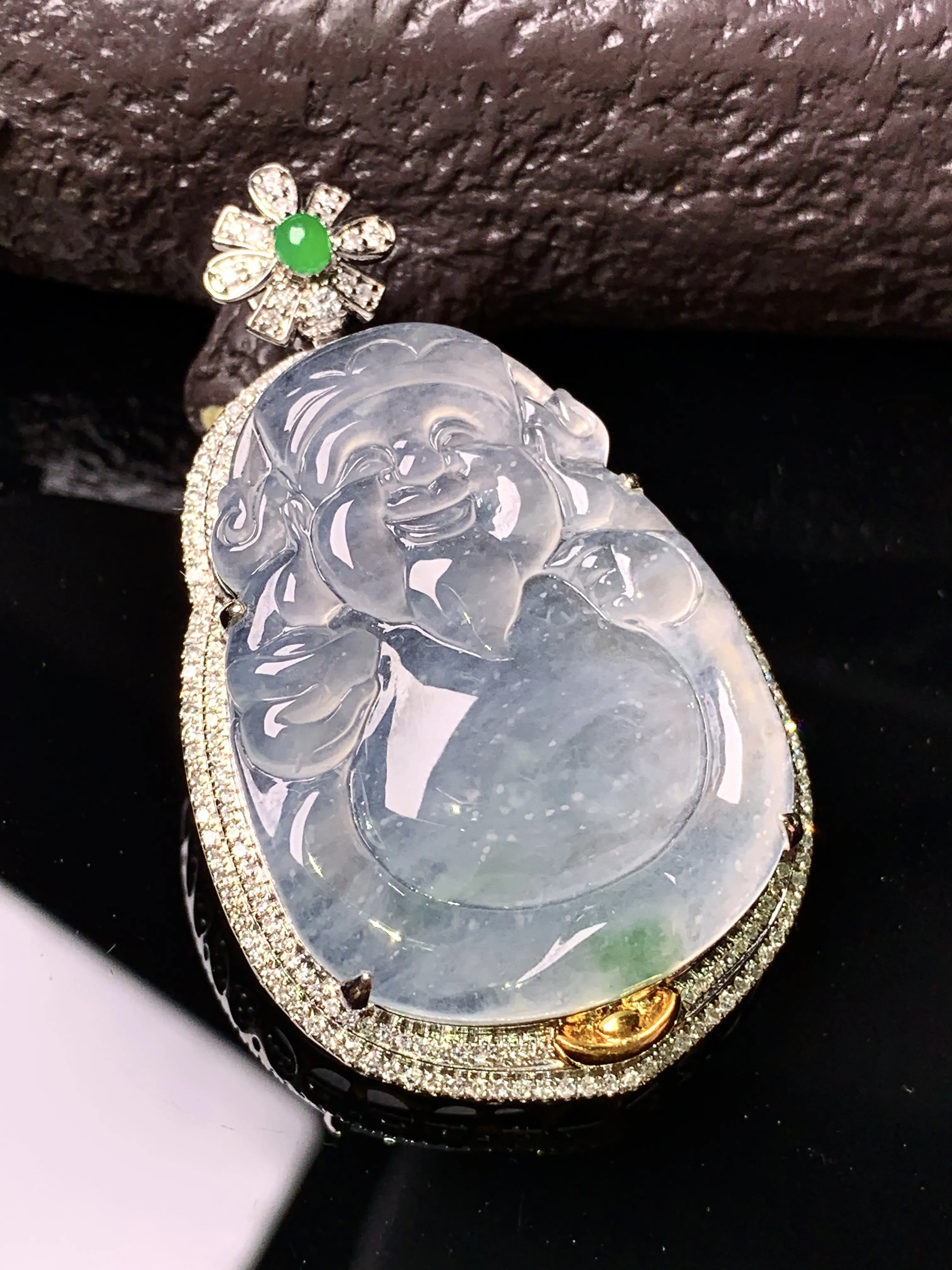 18k金钻镶嵌冰种财神吊坠 玉质细腻 色泽清新艳丽 整体尺寸49.5*29.6*10.3