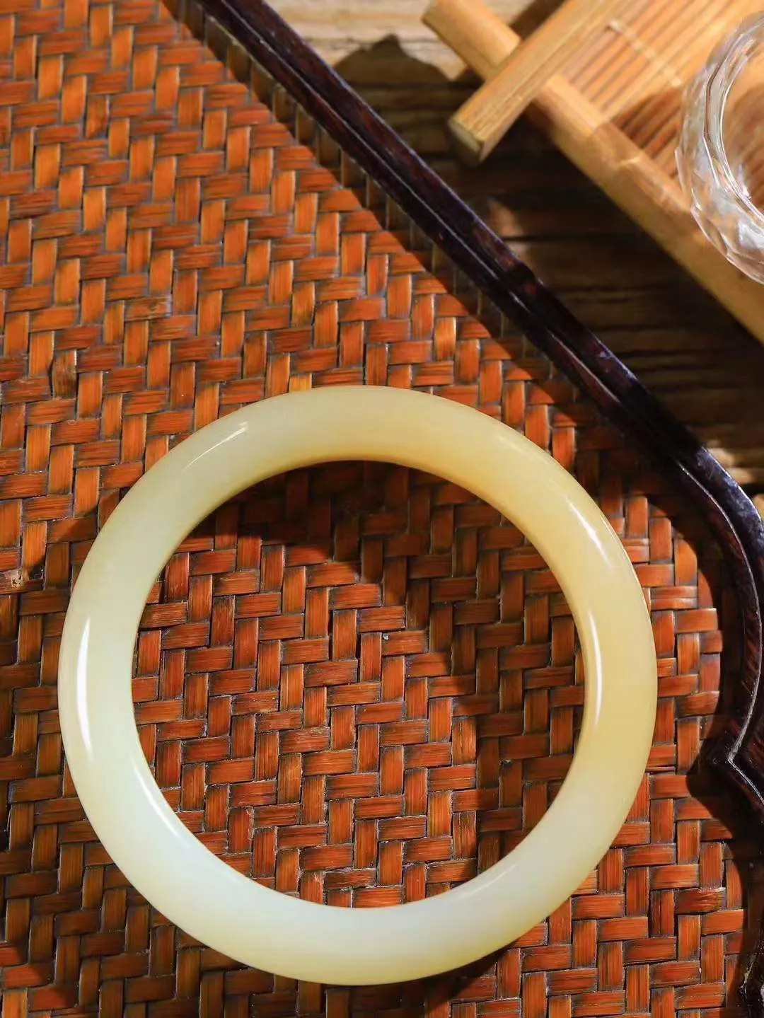 【花样年华·手镯】

精品和田玉糖白玉手镯，质地油润细腻，色泽高贵典雅，镯型古朴典雅。在诗情画意的雨巷相遇，你是我腕间的一抹风情，有你眸有深情，清风荡漾湖间静水，我愿俯身低眉，在烟波涟漪处，寻你深情倩影。内径55mm尺寸11-9mm 重48.2克fDT-781201841