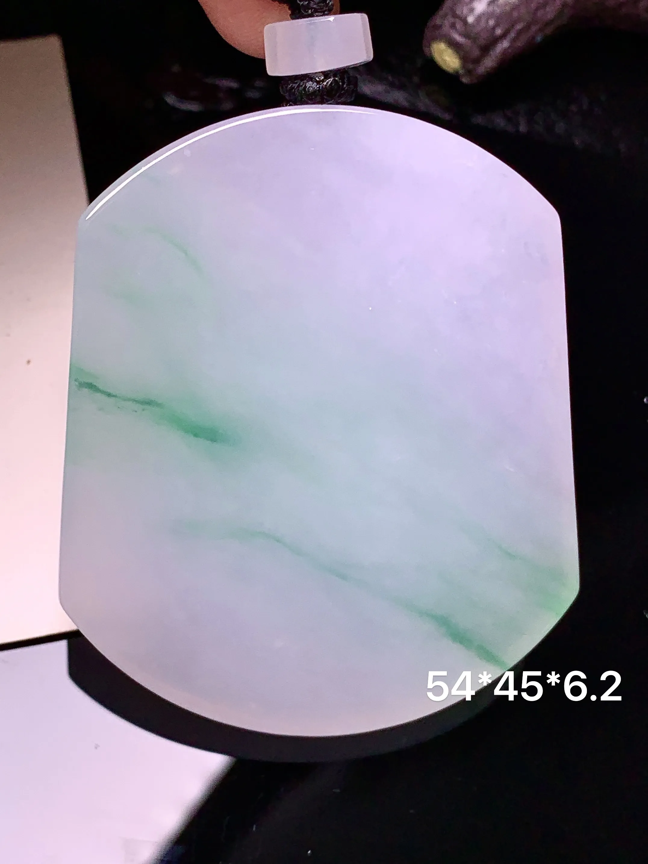 飘绿无事牌吊坠 玉质细腻 色泽清新艳丽 整体尺寸54*45*6.2