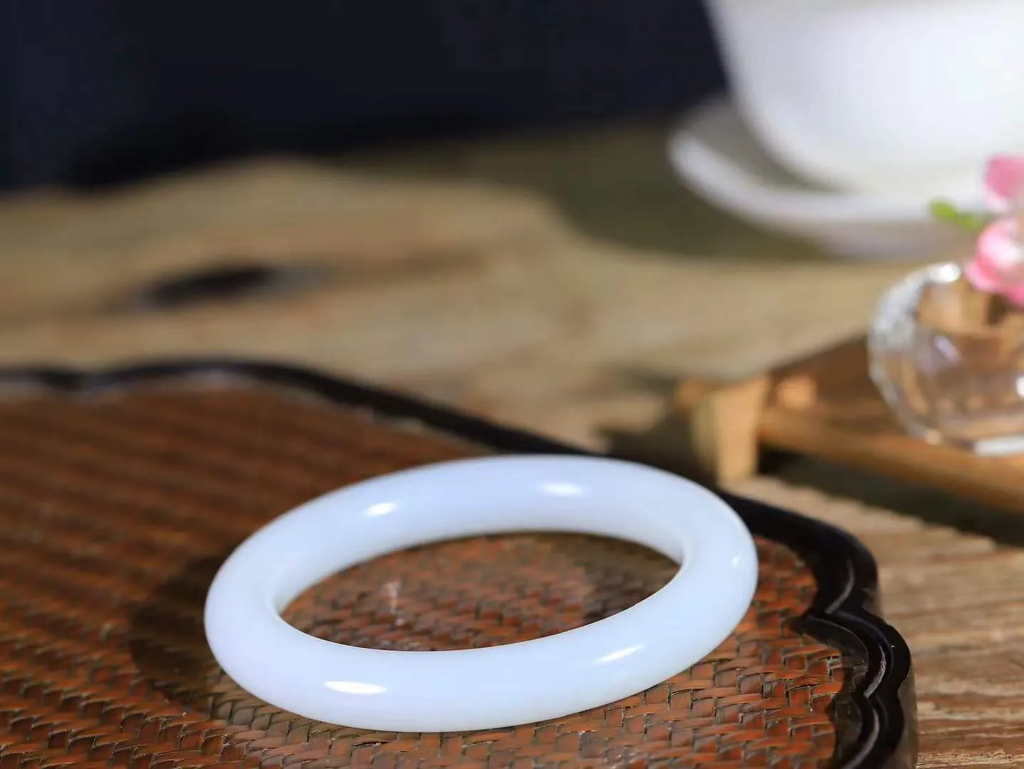 【玉佳人·手镯】

精品️和田玉白玉圆条手镯 ，玉质细腻油润，做工细致精美，端庄素雅，亭亭玉立，芊