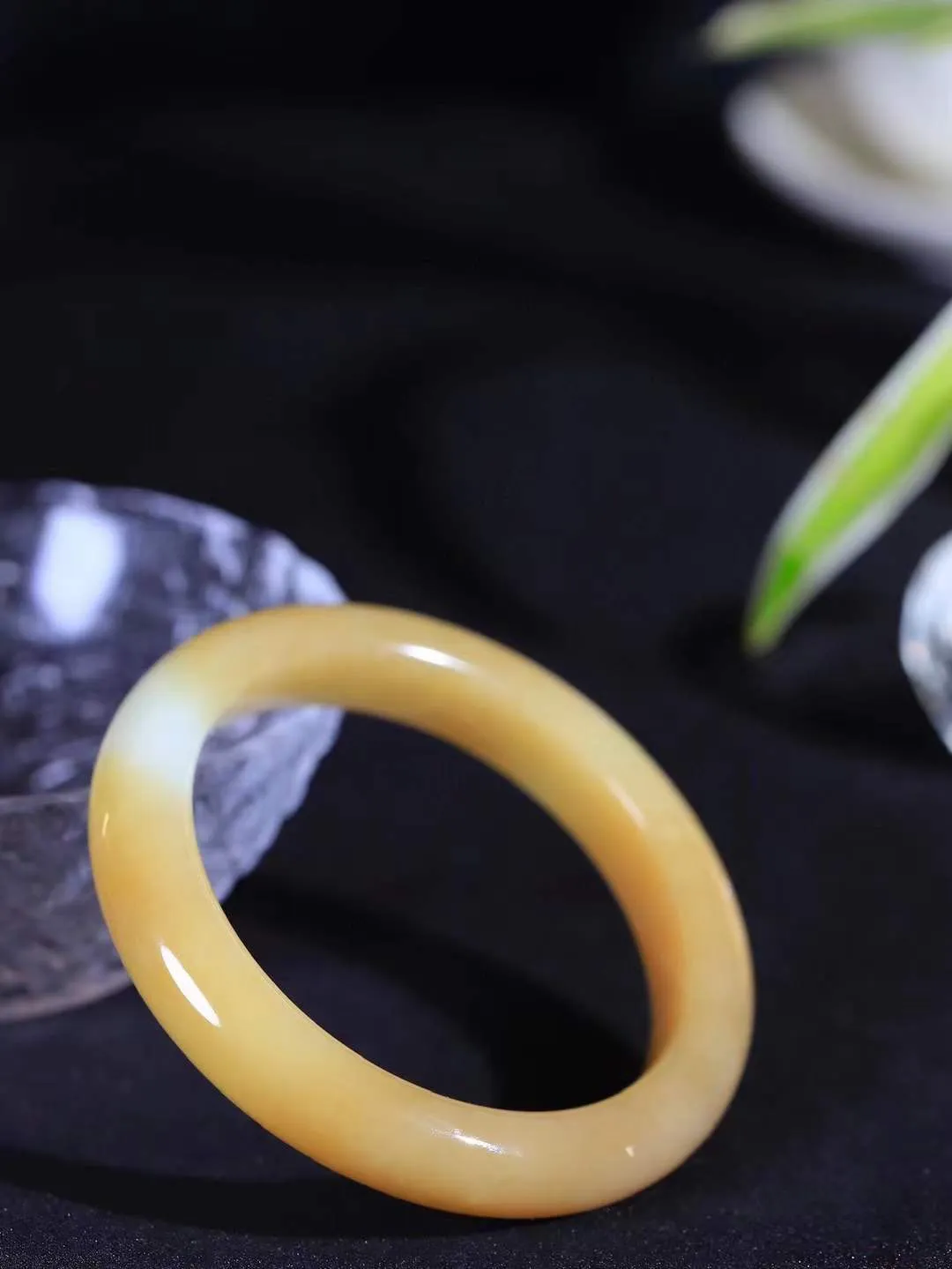 [温润如玉.手镯]

精品和田玉糖白玉手镯。玉质温润细腻 油性十足 手感舒适，高华雅逸，线条流畅，简约大气，美自天成，素雅高贵。佩戴于腕间，婉约之美，举手投足间透出那份低调奢华。重51.6克 内径55.5mm尺寸11.6-9.1mm781201814T