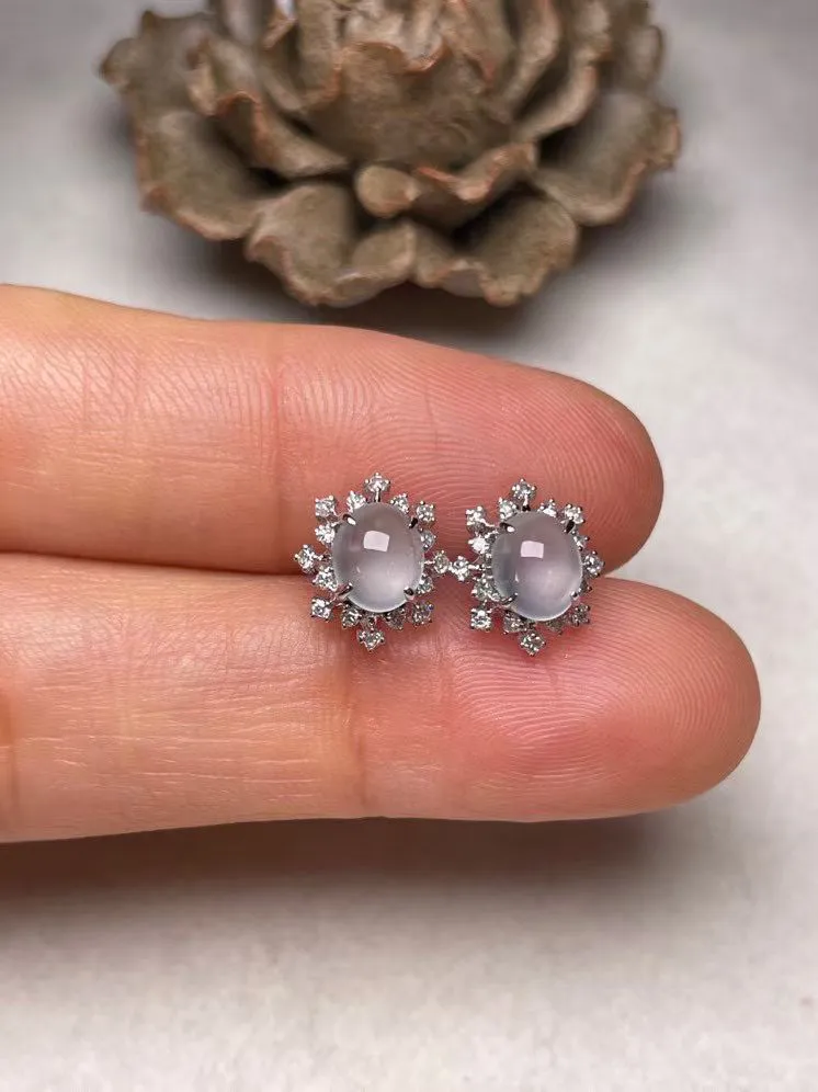 冰种蛋面耳钉、真金真钻镶嵌，种水好，玉质细腻 .裸石尺寸 5.8*4.9