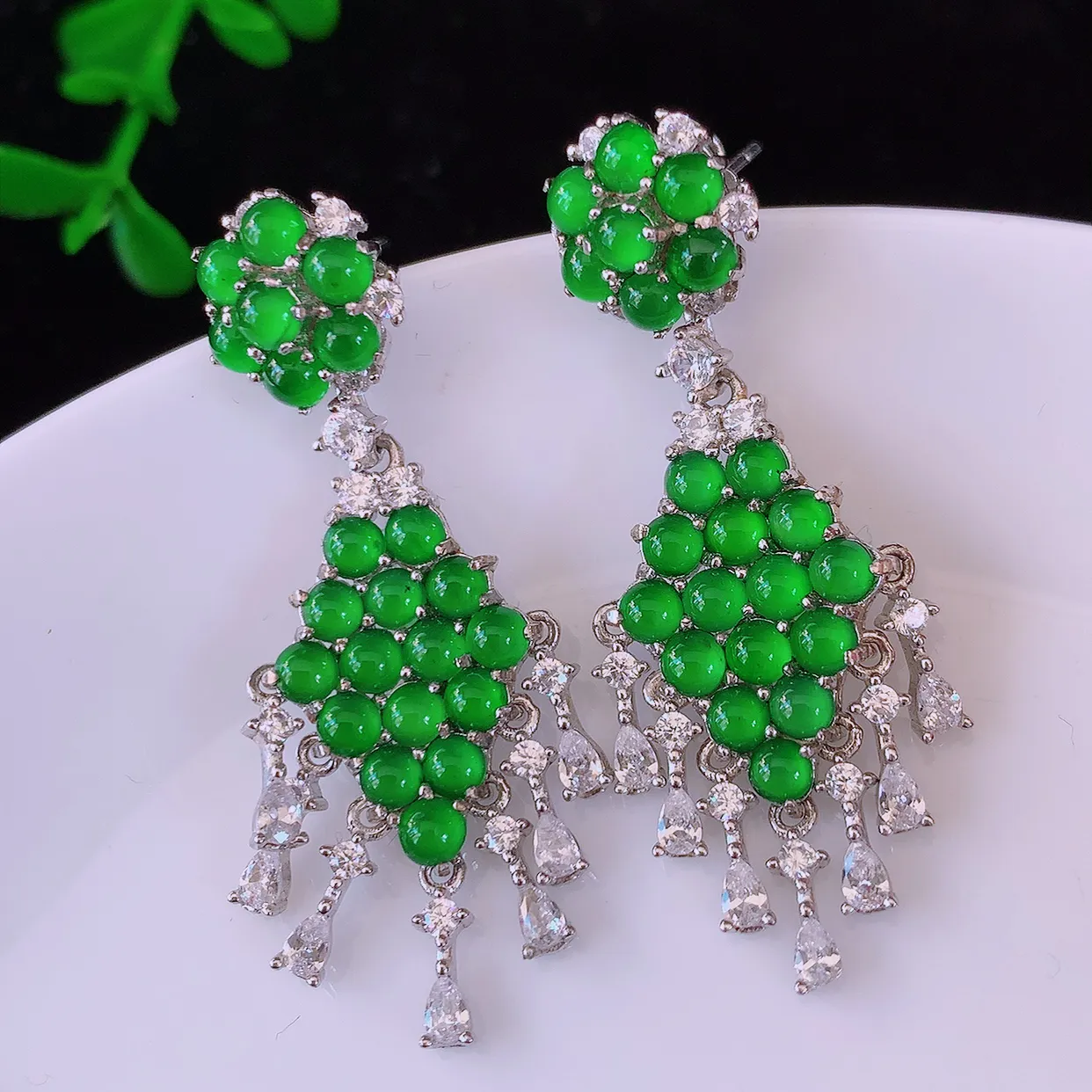 冰透满绿翡翠925银镶嵌耳坠，自然光实拍，翠色灵动，颜色漂亮，种老水足，品相佳，佩戴佳品！#97.16整体40*15*16裸石2.8*2.8