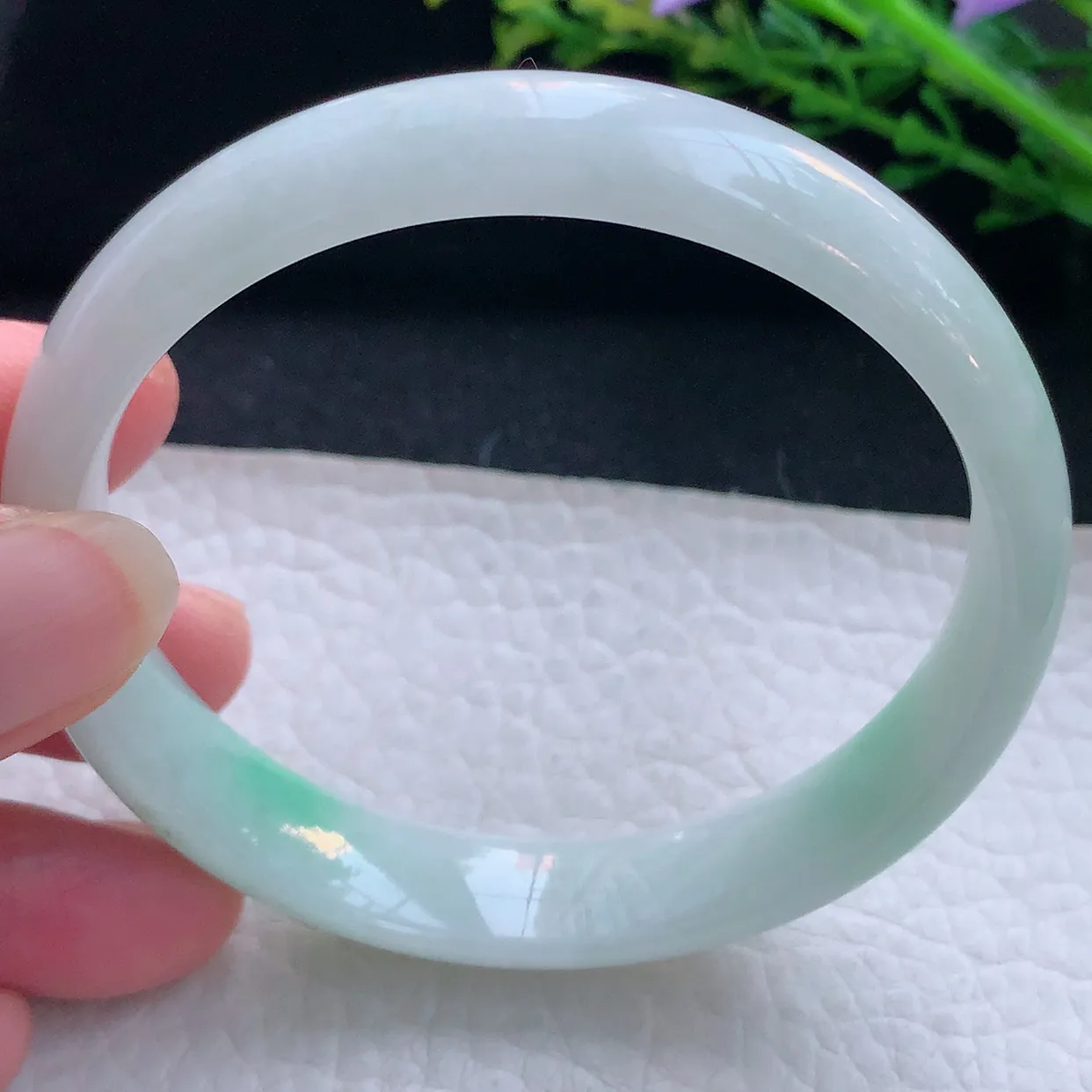 js自然光59*12*6.6你平安镯 翡翠a货玉手镯精美飘绿宽边玉手环