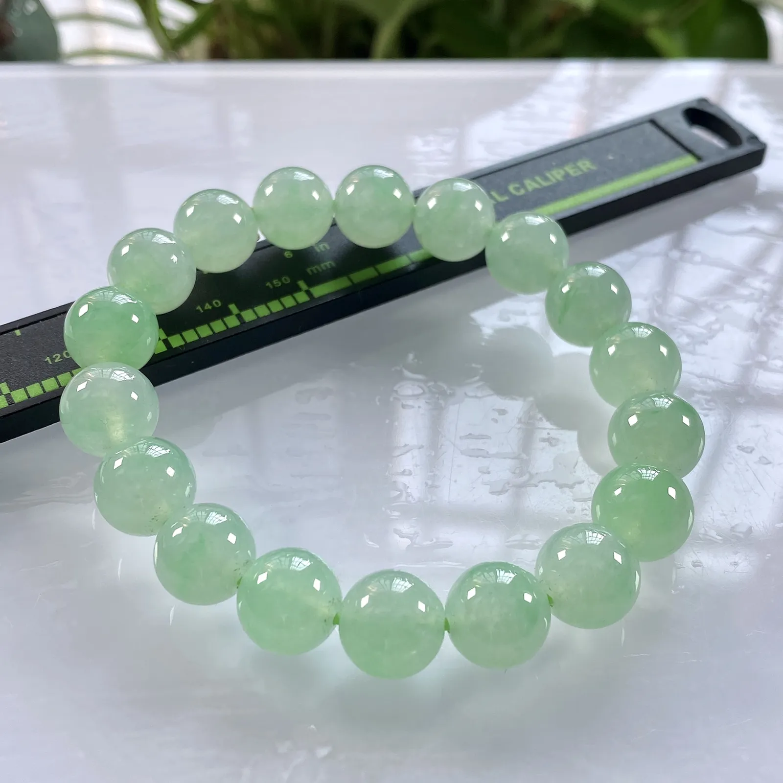 缅甸天然翡翠A货，卡11冰种起胶晴底略飘绿圆珠手串手链，尺寸：11mm/18颗，重量：42.00g
