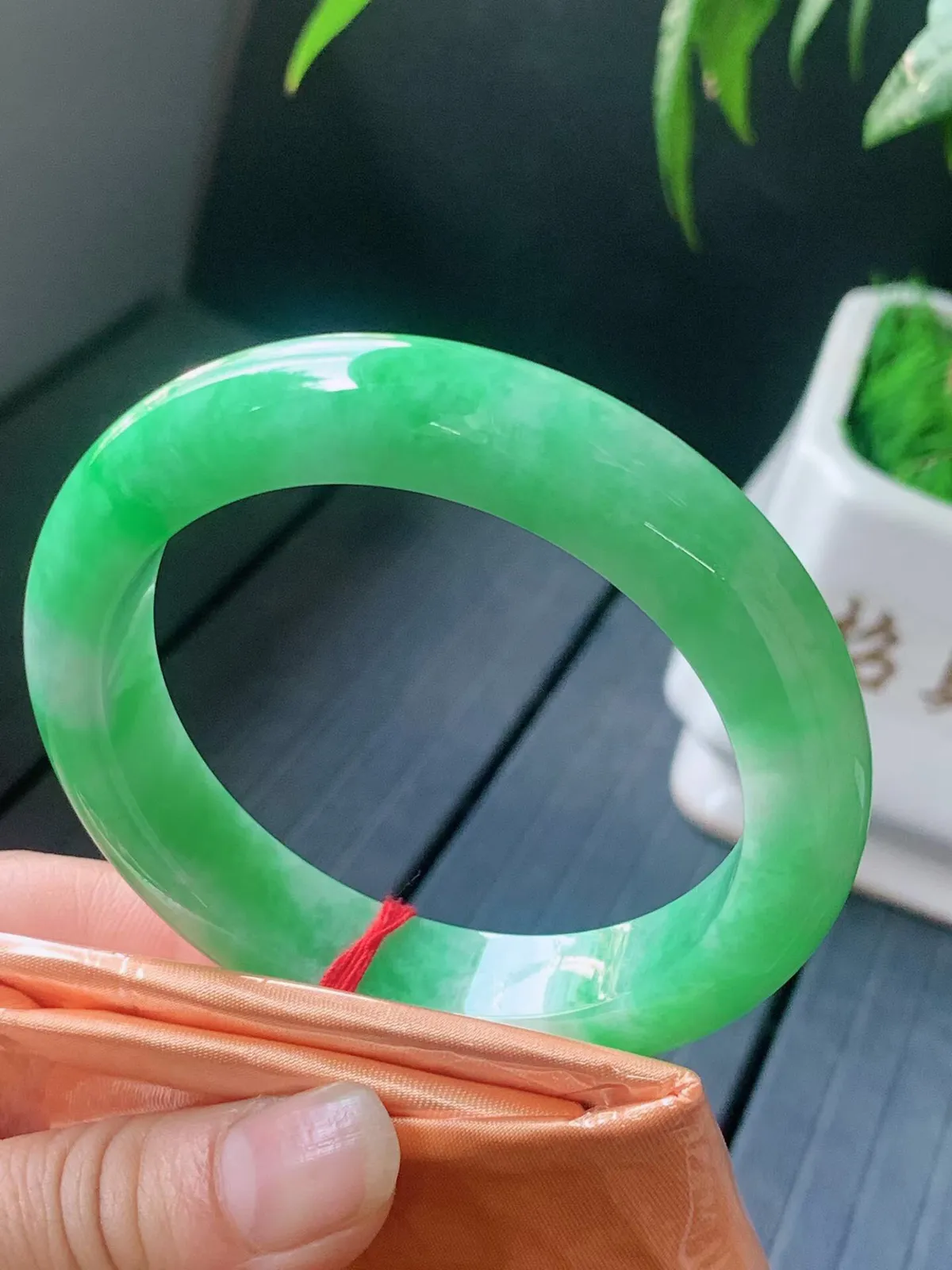 【翡翠名称】冰阳绿52.7正圈口翡翠手镯
【翡翠尺寸】52.7/12/7.4mm适合51.5-54正