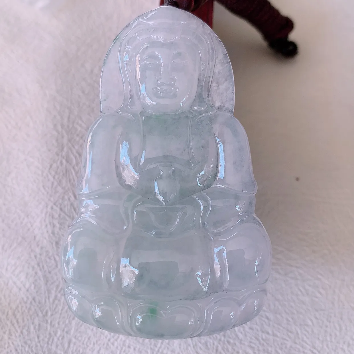 自然光实拍，大件冰飘花翡翠观音菩萨吊坠， 赐福翡翠观音，翠绿迷人，观音面相端庄，佩戴时尚出众！#46