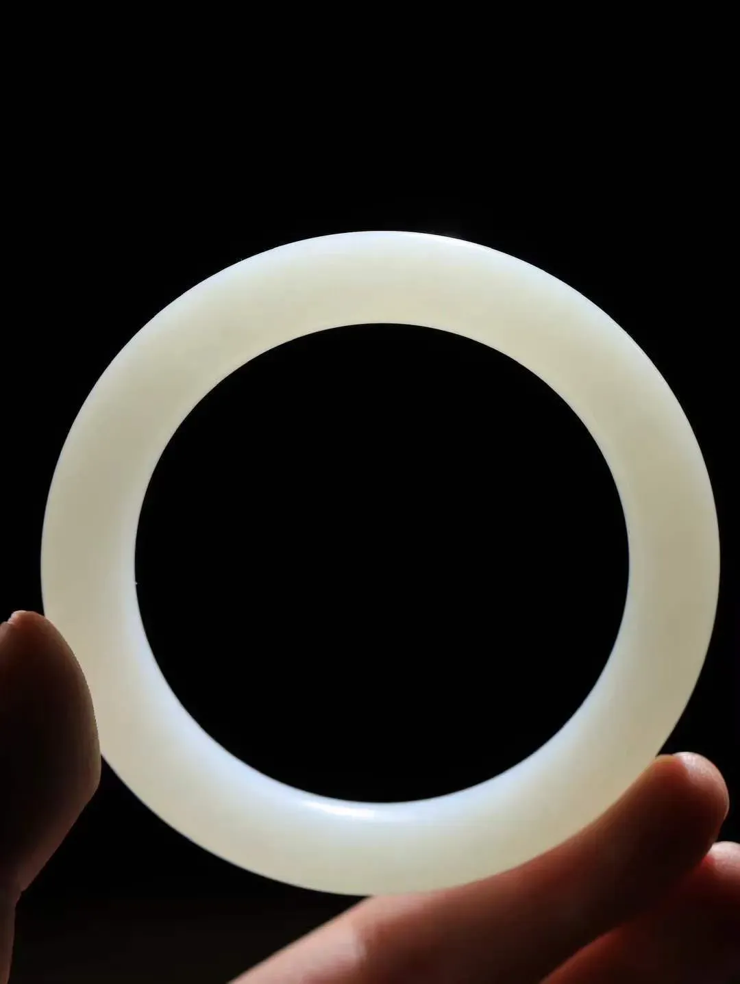 【玉佳人·手镯】

精品️和田玉白玉圆条手镯 ，玉质细腻油润，做工细致精美，端庄素雅，亭亭玉立，芊芊素手。芊芊素手，怎能忘镯？秀美圆条，更显婀娜。内径57mm 尺寸10.8-10.6mm重55.37克691201780A