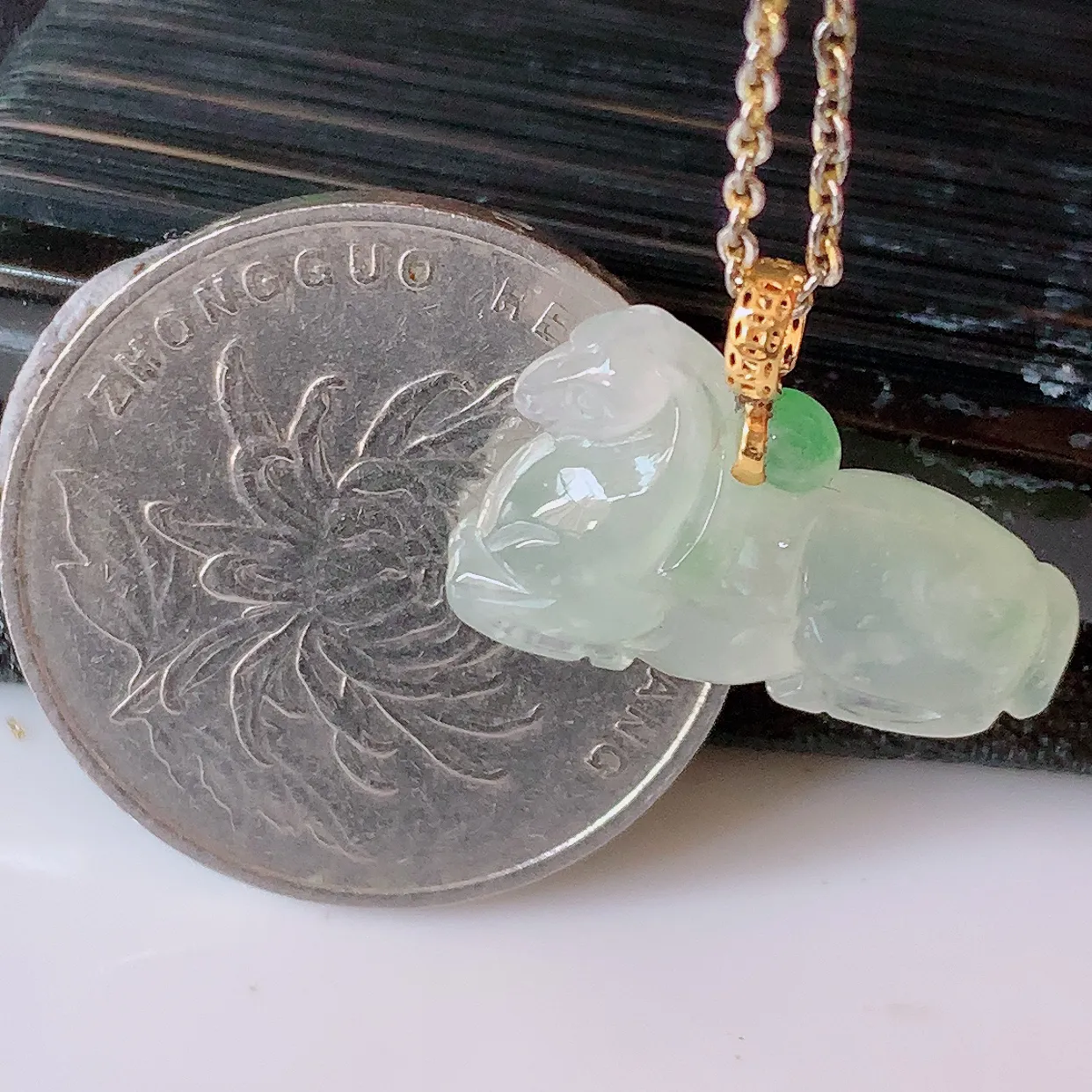 18k金镶嵌冰种飘绿翡翠生肖马上有钱吊坠，沁人心脾，精致典雅的设计，为佩戴者，增添色彩，送礼自留都是佳品选择！#1.16