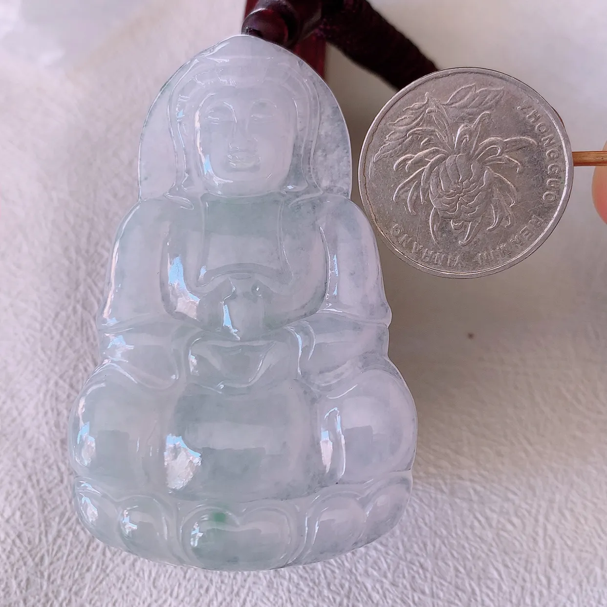 自然光实拍，大件冰飘花翡翠观音菩萨吊坠， 赐福翡翠观音，翠绿迷人，观音面相端庄，佩戴时尚出众！#46.16