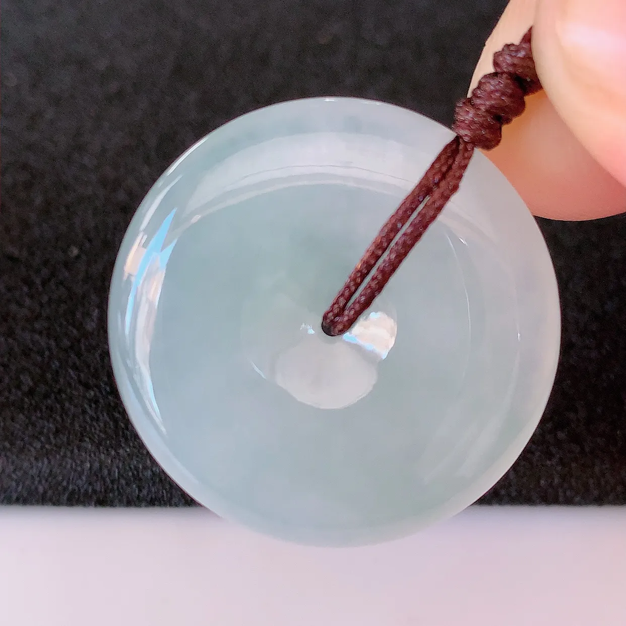 自然光实拍，冰种翡翠平安扣吊坠，玉扣，平安是福；很美的料子，平安扣佩戴优雅迷人！#41.16