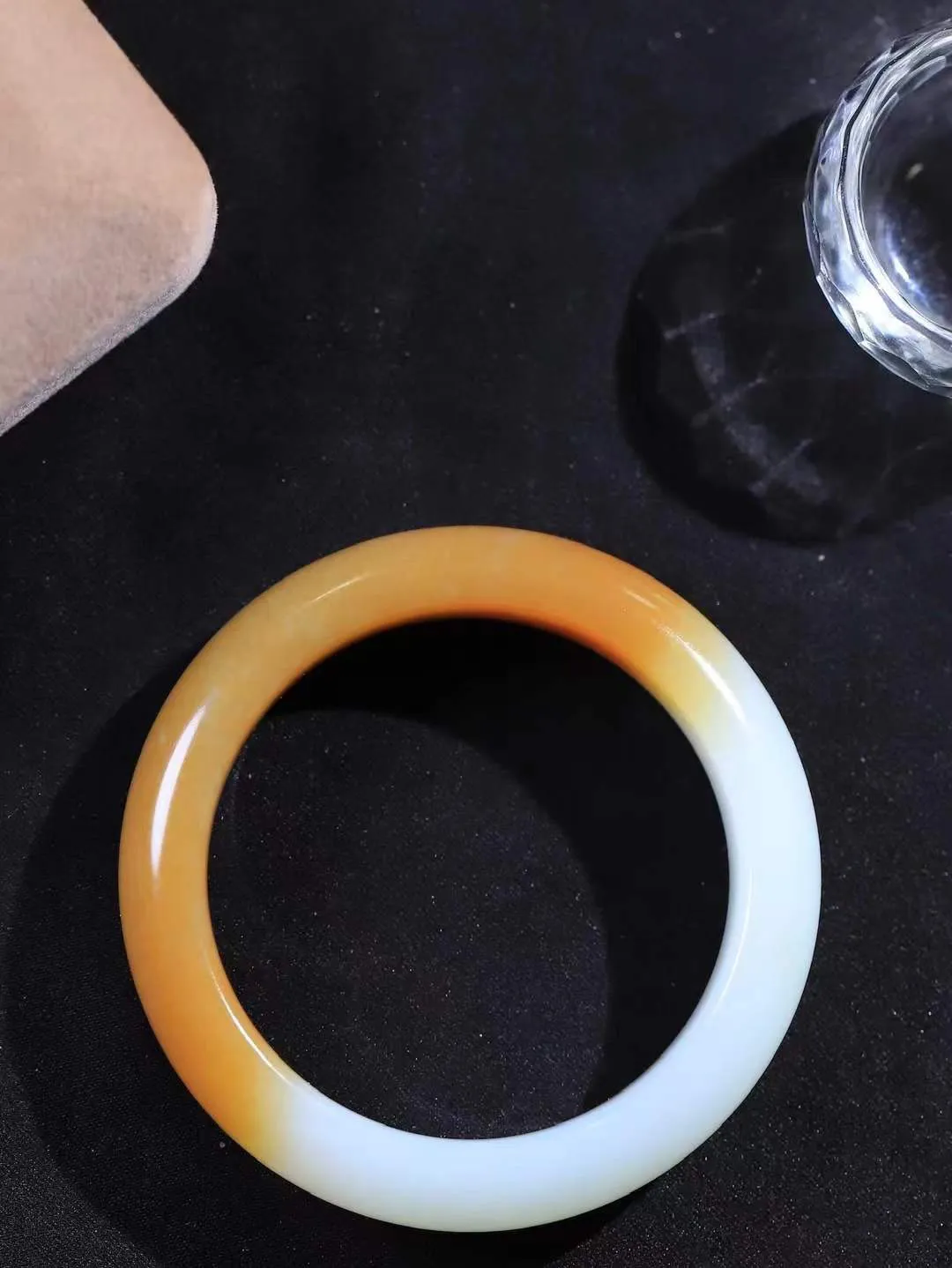 【暖玉生香·手镯】

精品和田玉糖白玉手镯，质地油润细腻，色泽高贵典雅，镯型古朴典雅。在诗情画意的雨巷相遇，你是我腕间的一抹风情，有你眸有深情，清风荡漾湖间静水，我愿俯身低眉，在烟波涟漪处，寻你深情倩影。内径51.5mm尺寸13.7-9mm重54.8克fDL-181271700