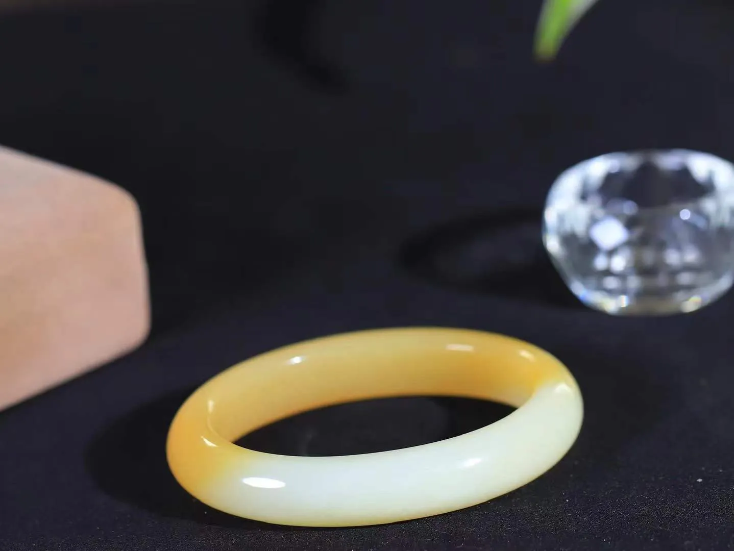 【贵妃镯.玉腕清响】    

精品和田玉糖白玉贵妃镯，玉质温润细腻 油性十足 相传杨贵妃十分喜爱椭圆形态手镯，后人称其为贵妃镯。因其形与人手腕形相吻合，佩戴更服帖，别具妩媚风格。
重44.2克   内径53-47mm尺寸11.7-8mm   fDL-101251716