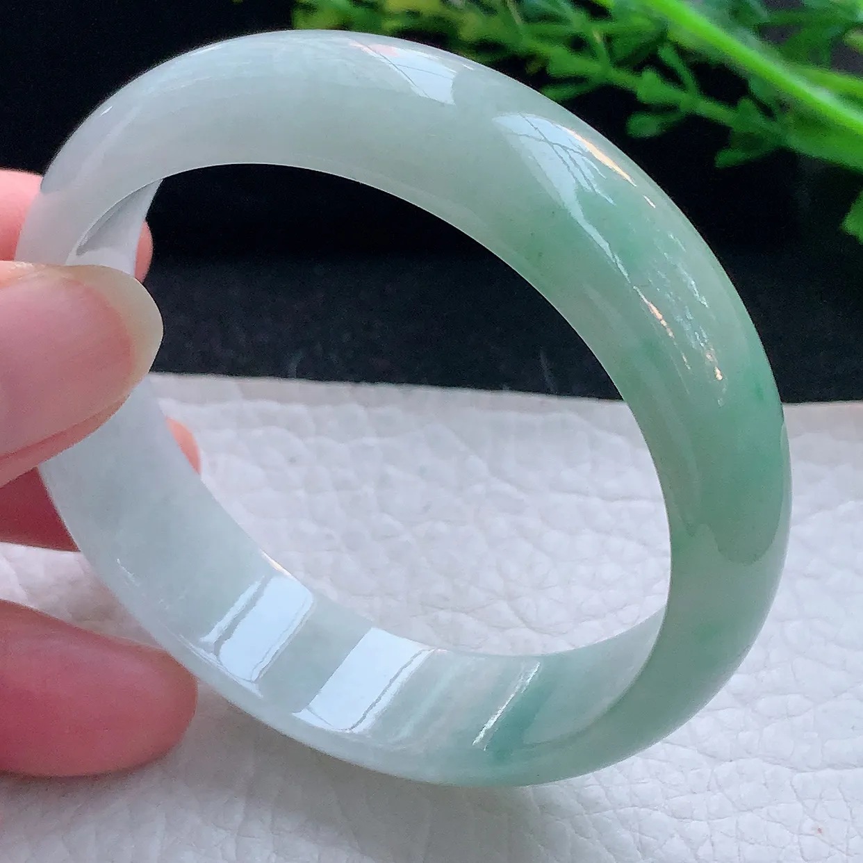 js自然光55*15.6*6.8轮胎镯 翡翠a货玉手镯精美半山水宽边玉手环