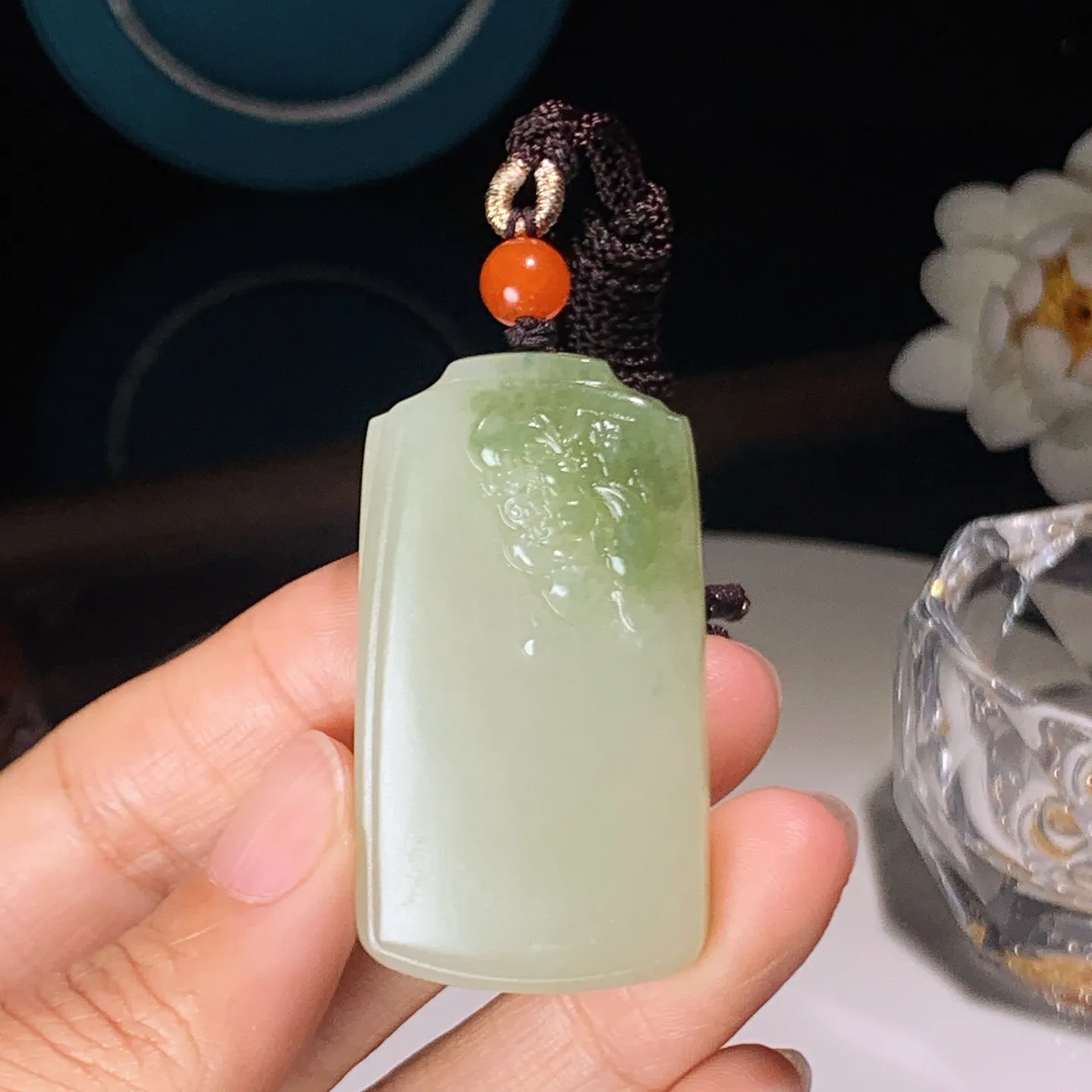 新疆和田玉蓝翠花开富贵平安无事牌挂件。尺寸49/27/9重31.5克。玉质细腻油润。手推出油。品相大气。lt251218