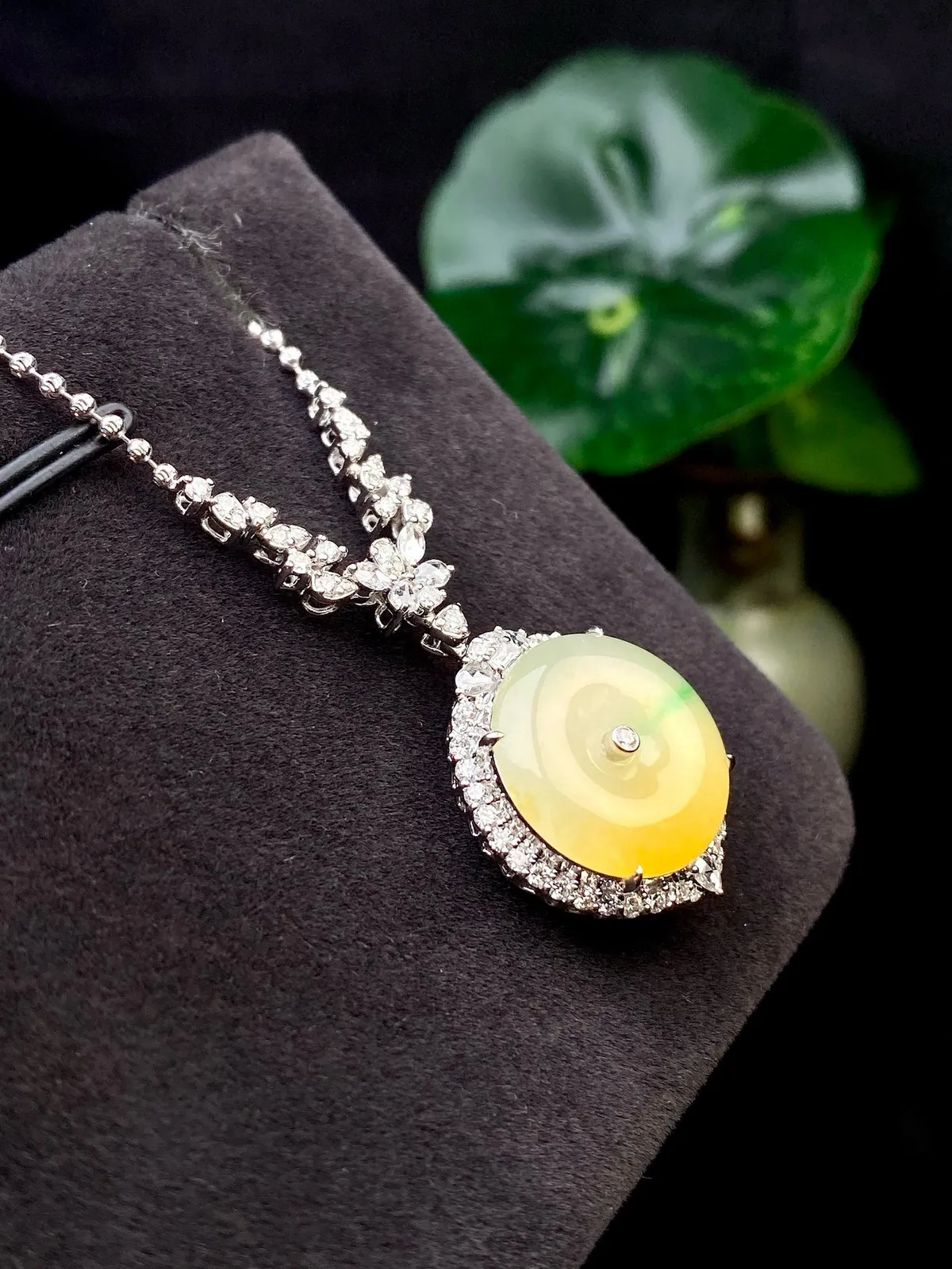 【冰种黄翡飘花平安扣】质地非常细腻，冰润十足，种老冰透，收藏品质，18k金钻镶嵌，裸石尺寸15*3毫