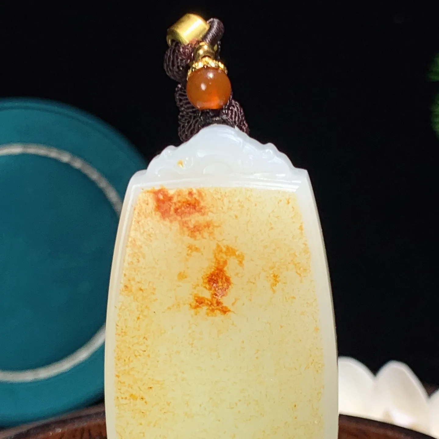 新疆和田玉油皮料平安无事牌挂件。尺寸57/33/15重67.5克。玉质细腻油润。手推出油。佩戴高端典雅。lt251216