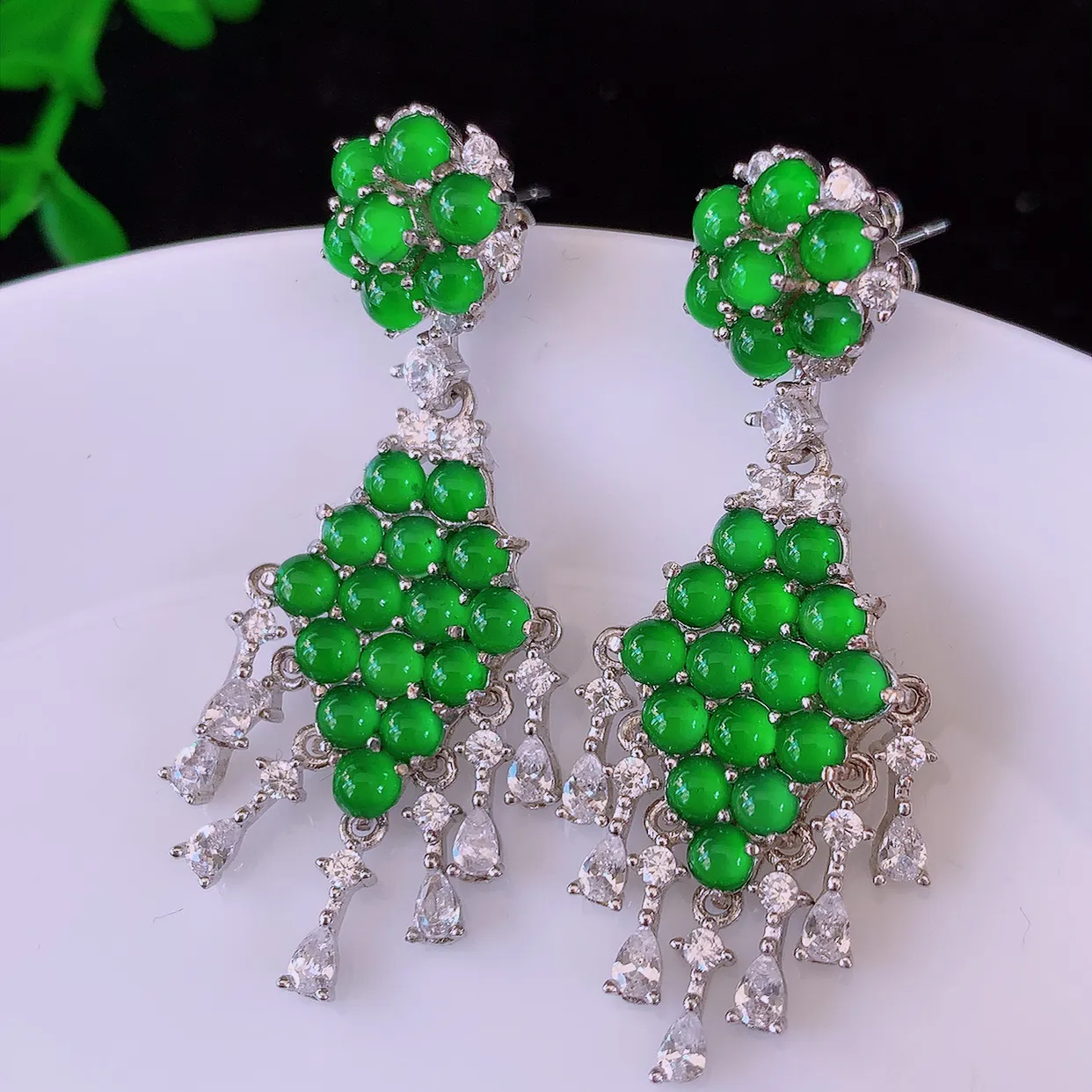 冰透满绿翡翠925银镶嵌耳坠，自然光实拍，翠色灵动，颜色漂亮，种老水足，品相佳，佩戴佳品！#97.16整体40*15*16裸石2.8*2.8