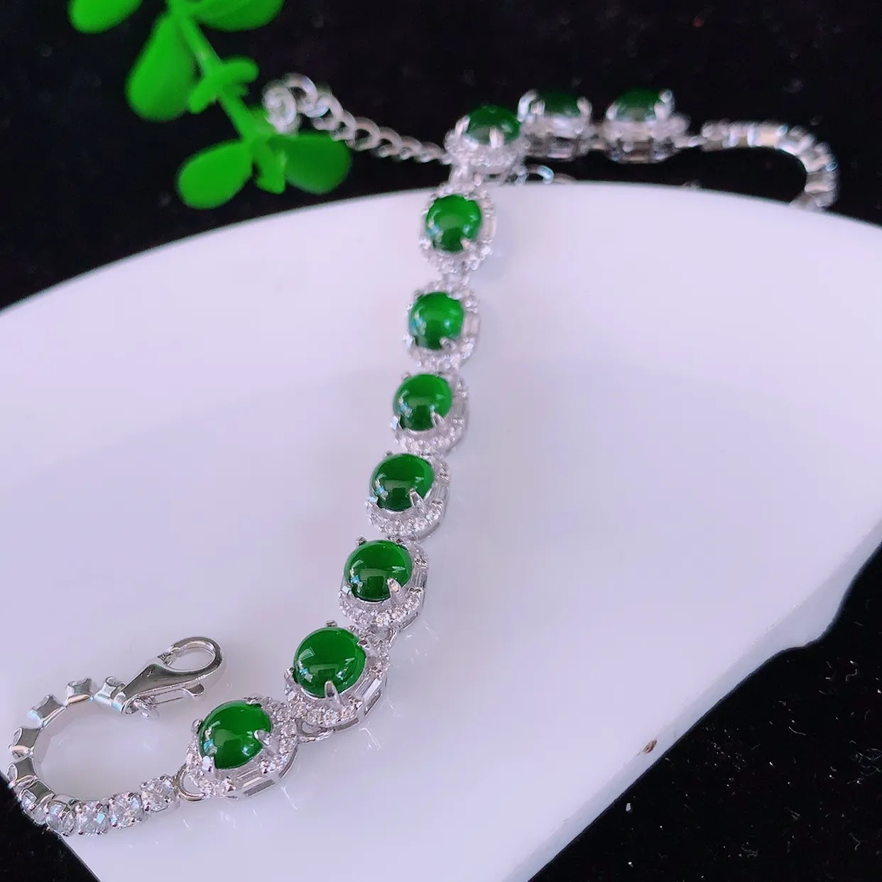 冰透满绿翡翠925银镶嵌手链，自然光实拍，翠色灵动，颜色漂亮，种老水足，品相佳，佩戴佳品！#97.16取一整体6*7.5*5.2裸石4.6*4.6