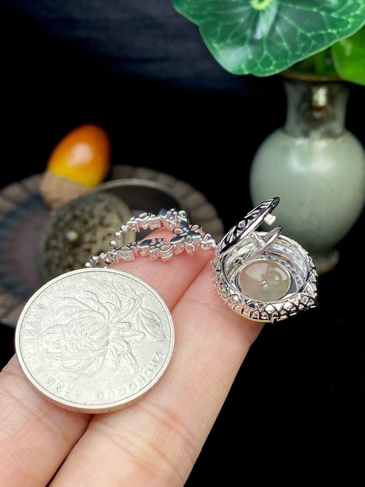 【冰种黄翡飘花平安扣】质地非常细腻，冰润十足，种老冰透，收藏品质，18k金钻镶嵌，裸石尺寸15*3毫米