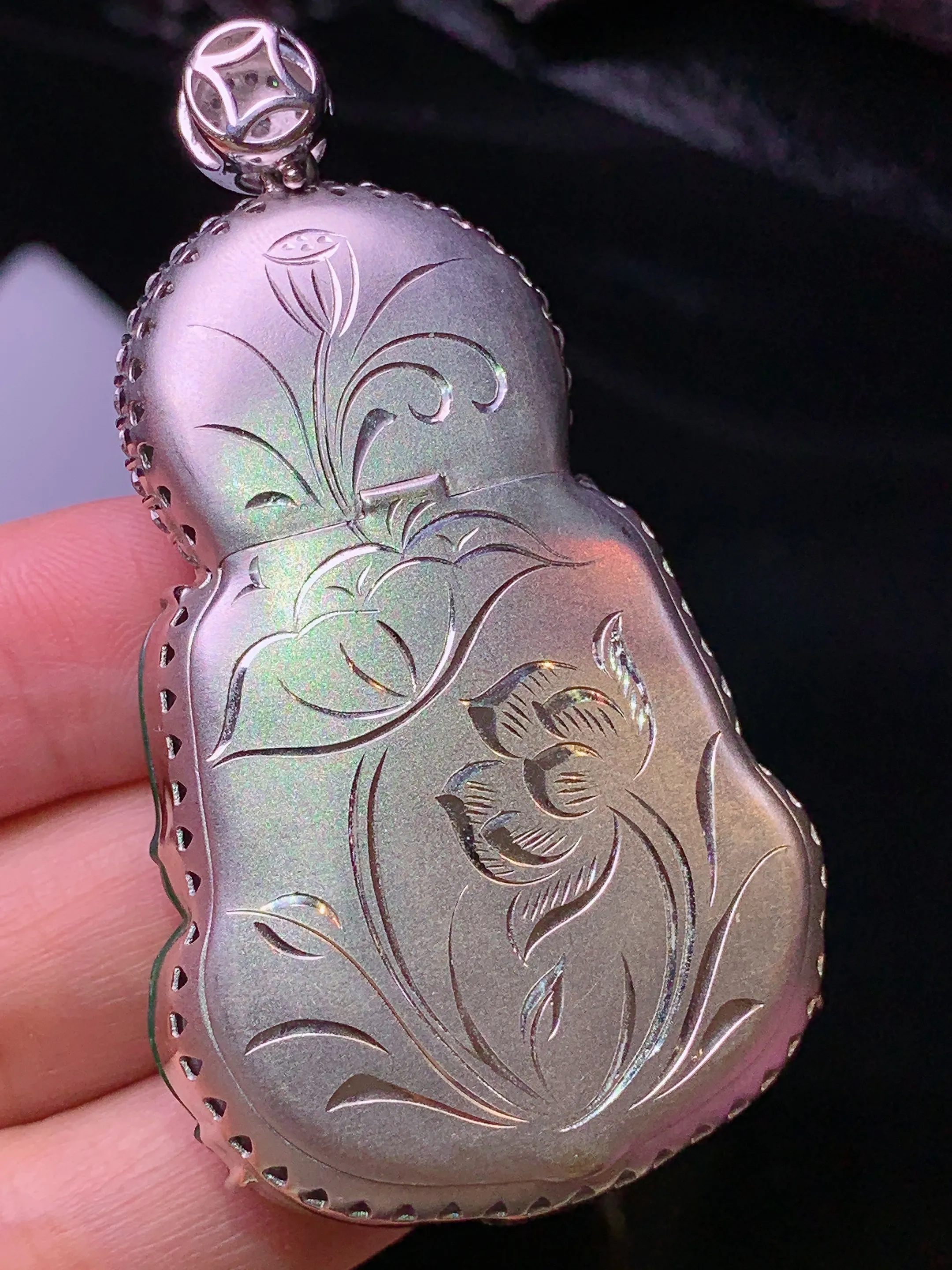 18k金钻镶嵌满绿观音菩萨吊坠 玉质细腻 色泽清新艳丽 整体尺寸62.2*35.8*10