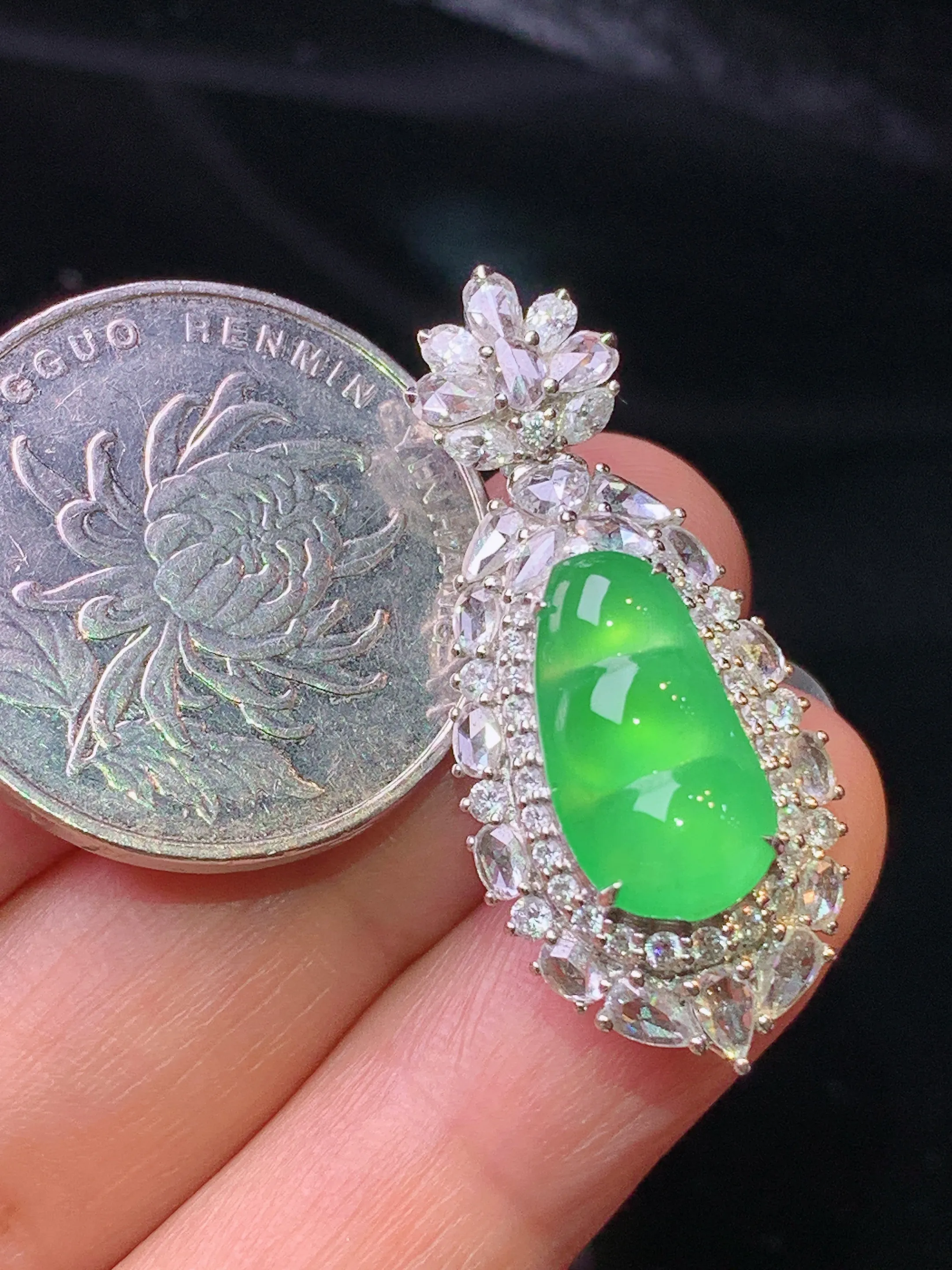 18k金钻镶嵌满绿四季豆吊坠 玉质细腻 色泽清新艳丽 整体尺寸33.8*15*11.8