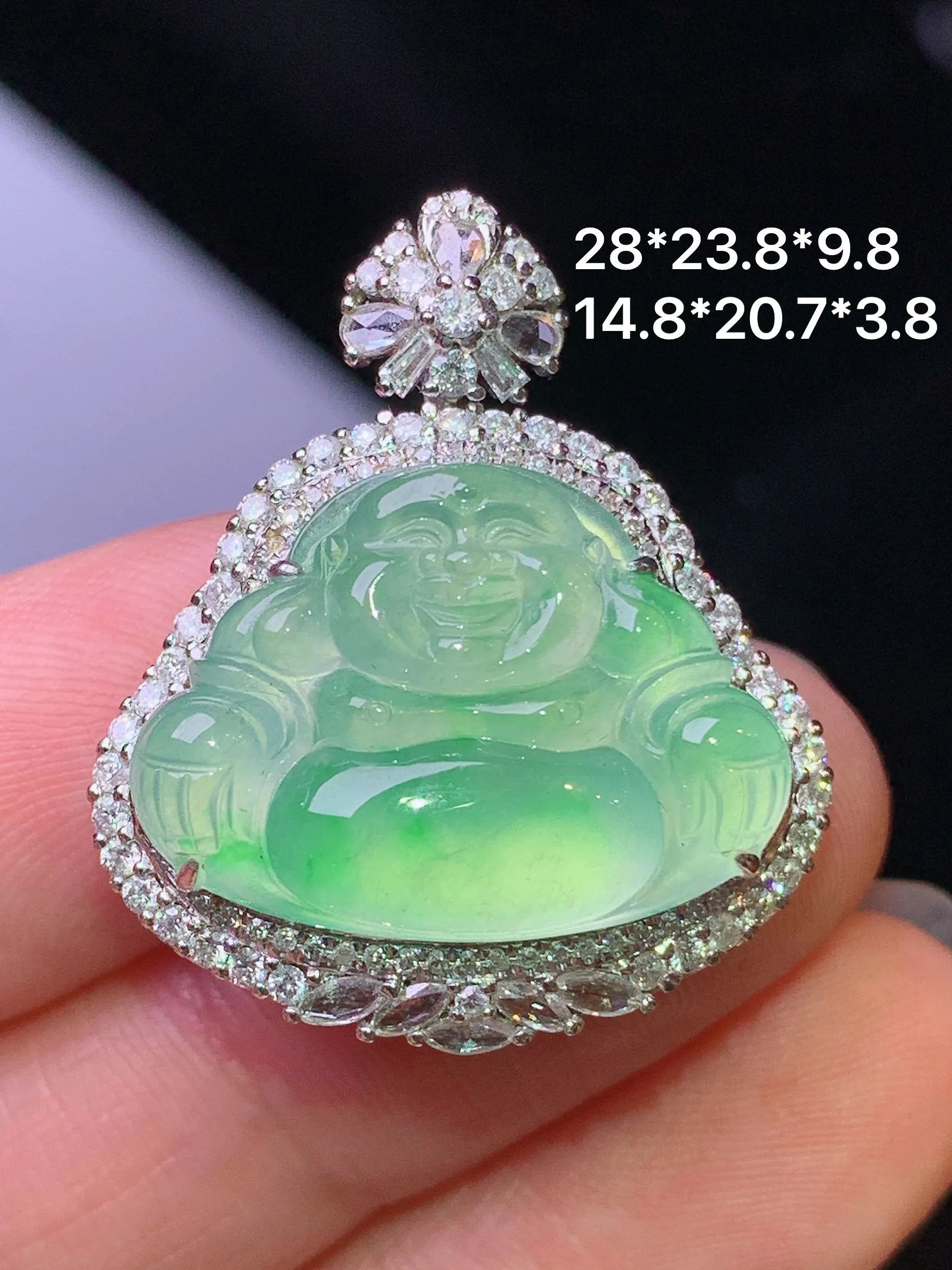 18k金钻镶嵌翠绿佛公吊坠 玉质细腻 色泽清新艳丽 整体尺寸28*23.8*9.8