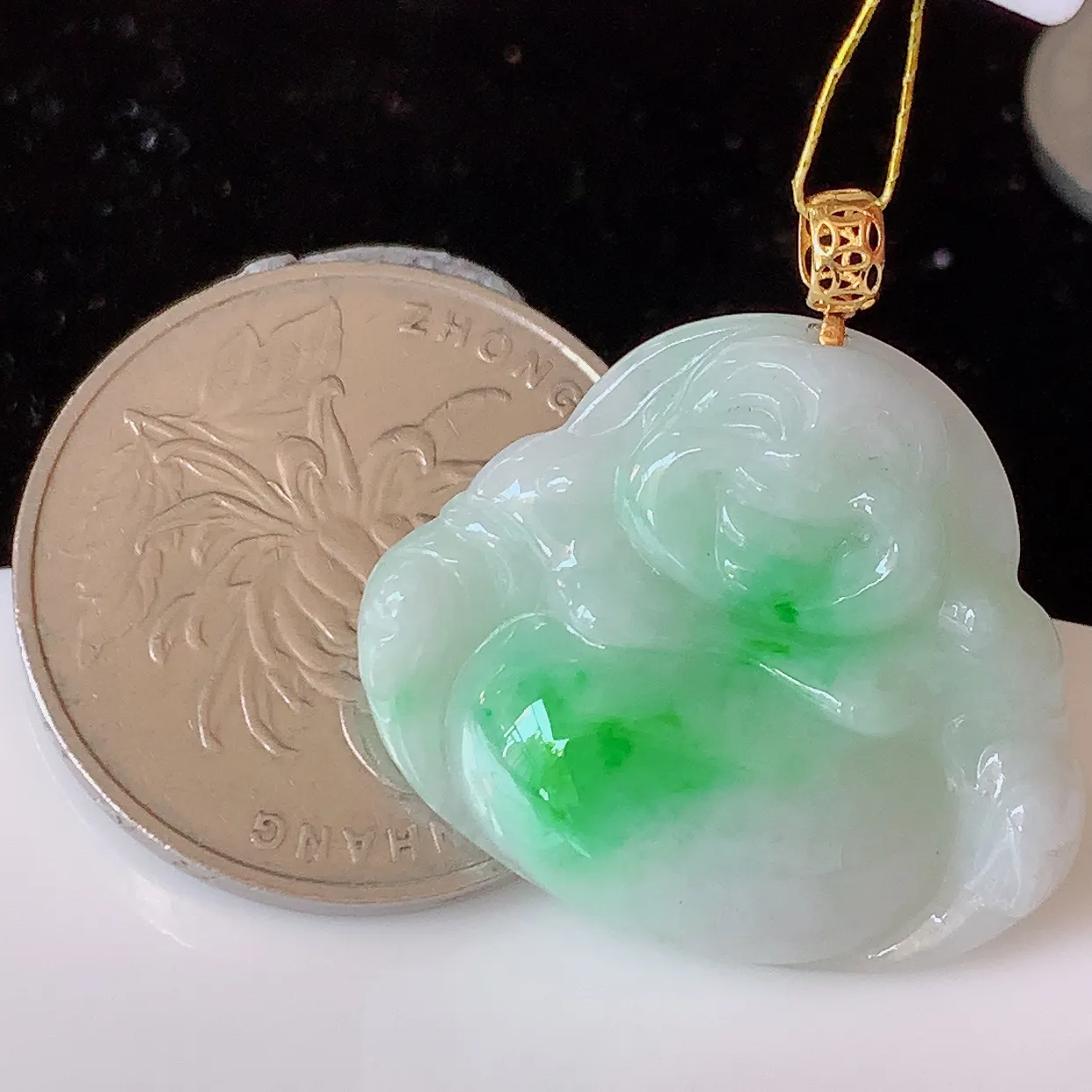 18k金镶嵌水润飘绿翡翠佛公吊坠，款式新颖时尚，日常百搭的款。清秀高雅，佩戴优雅高贵！#35.16