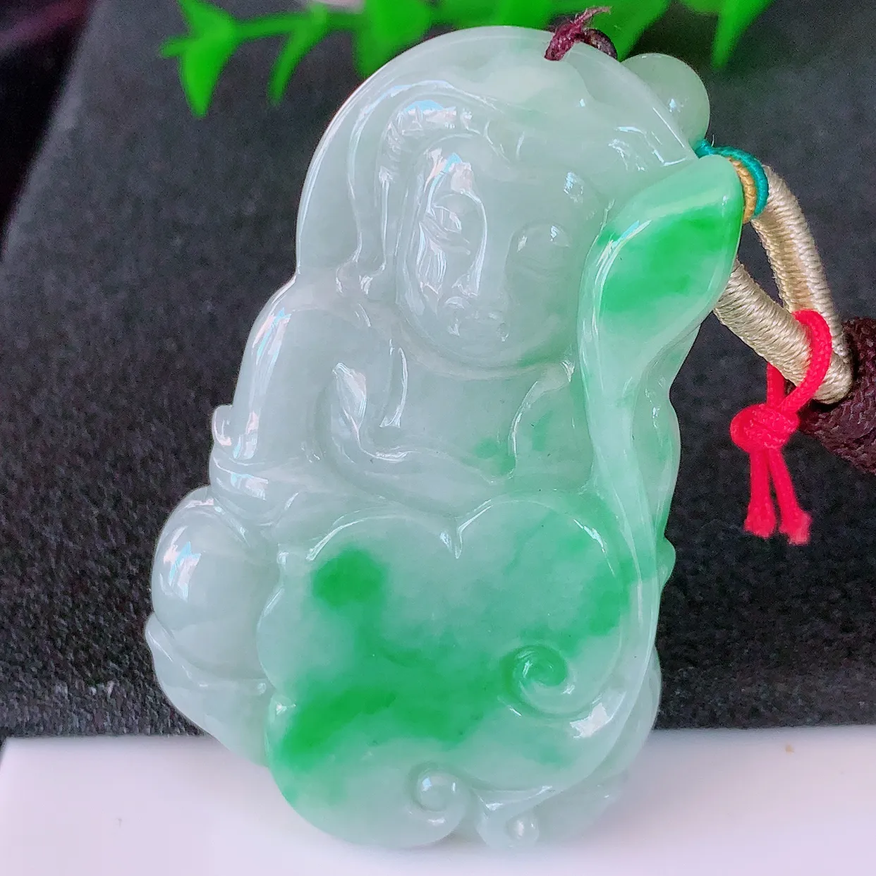自然光实拍，冰润飘绿翡翠观音菩萨吊坠，赐福观音，玉润通透，慈祥端庄！#46.16