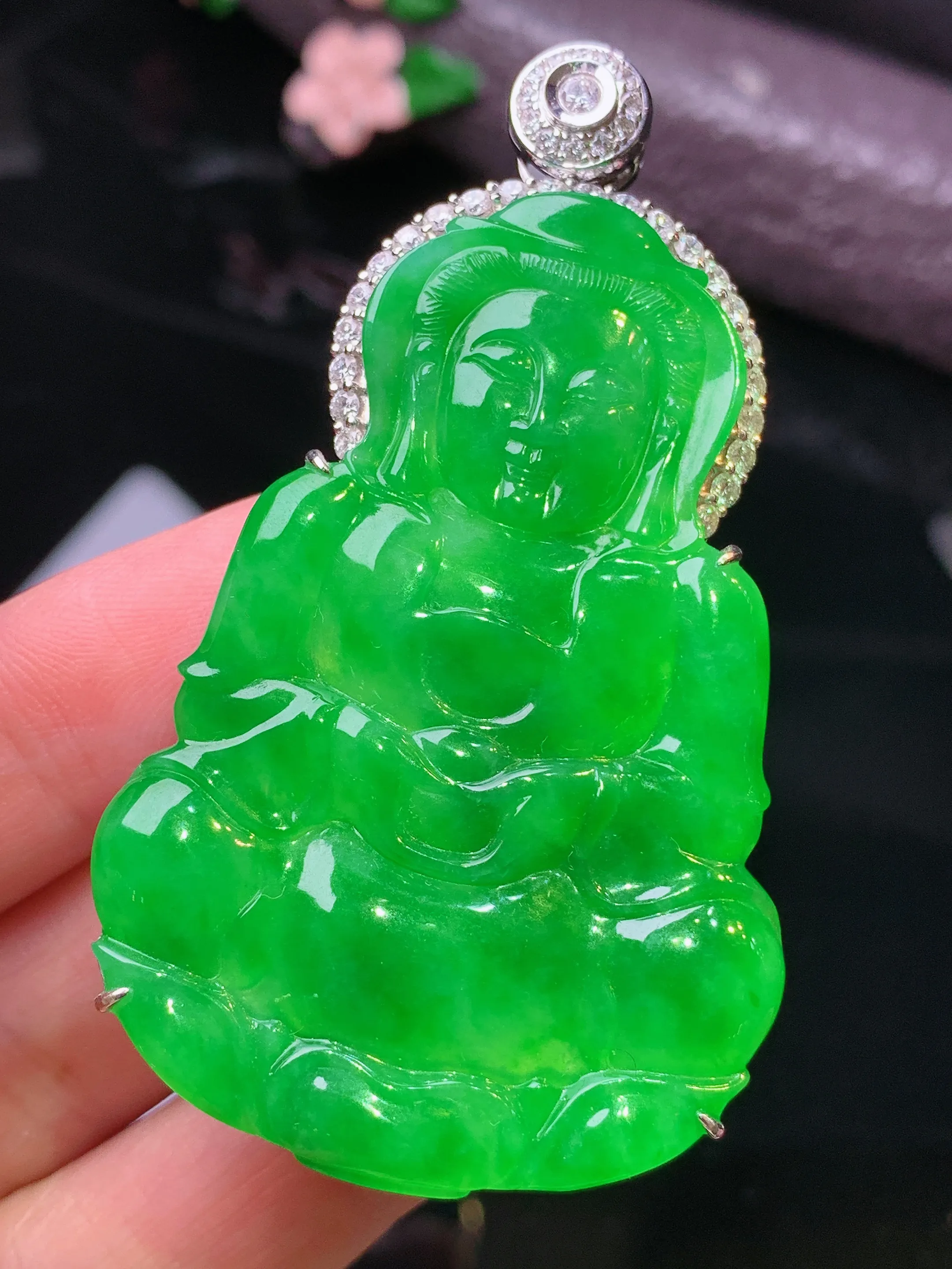 18k金钻镶嵌满绿观音菩萨吊坠 玉质细腻 色泽清新艳丽 整体尺寸62.2*35.8*10