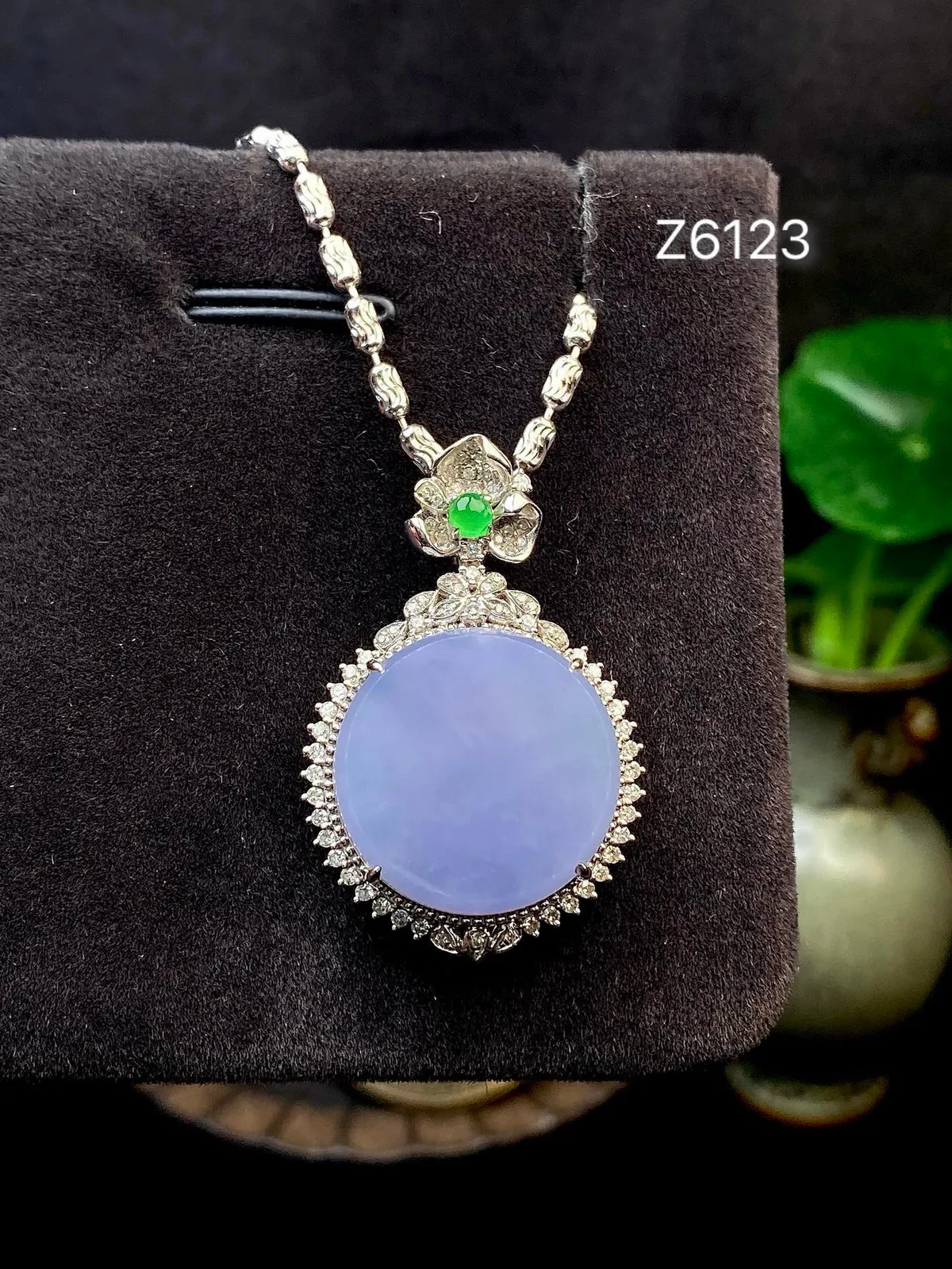 【冰种紫圆无事柱吊坠】质地细腻，光泽度不错，18k金钻镶嵌，裸石尺寸17.6*3.7毫米