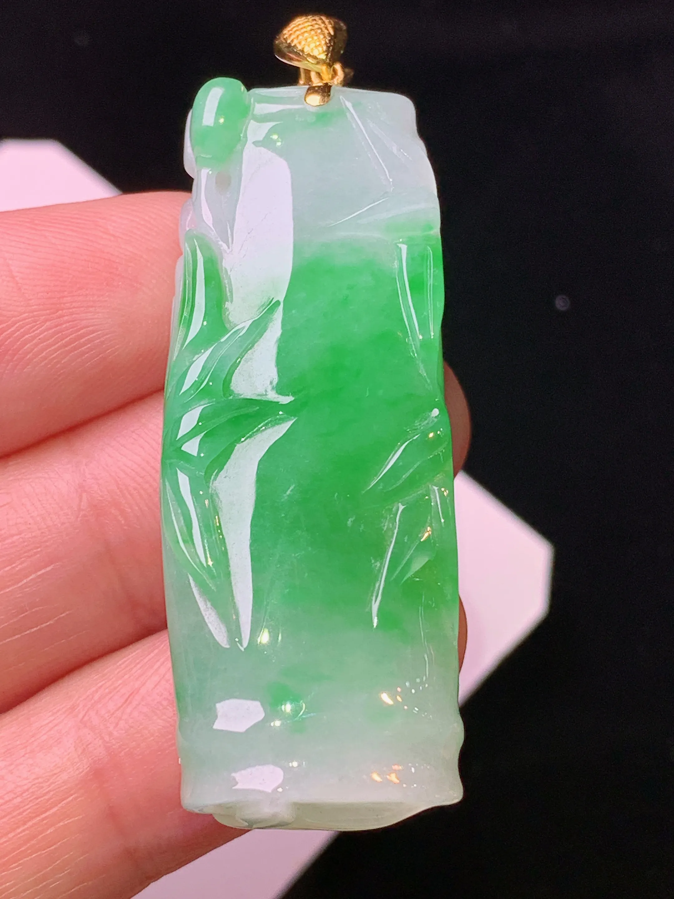 18k金镶嵌飘绿竹节吊坠 玉质细腻 色泽清新艳丽 整体尺寸48.2*17*9.5