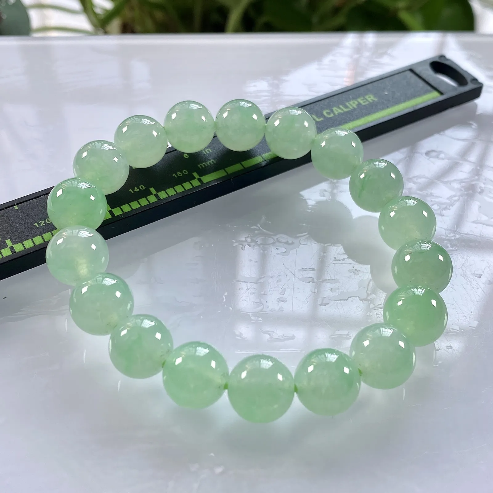 缅甸天然翡翠A货，卡11冰种起胶晴底略飘绿圆珠手串手链，尺寸：11mm/18颗，重量：42.00g