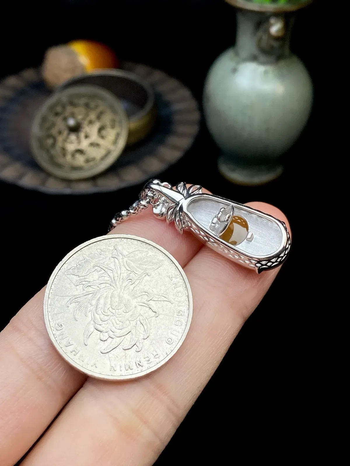 【冰种黄翡福豆吊坠】质地细腻，冰感十足，晶莹透亮，18K金钻镶嵌，裸石尺寸21*10*4.6毫米