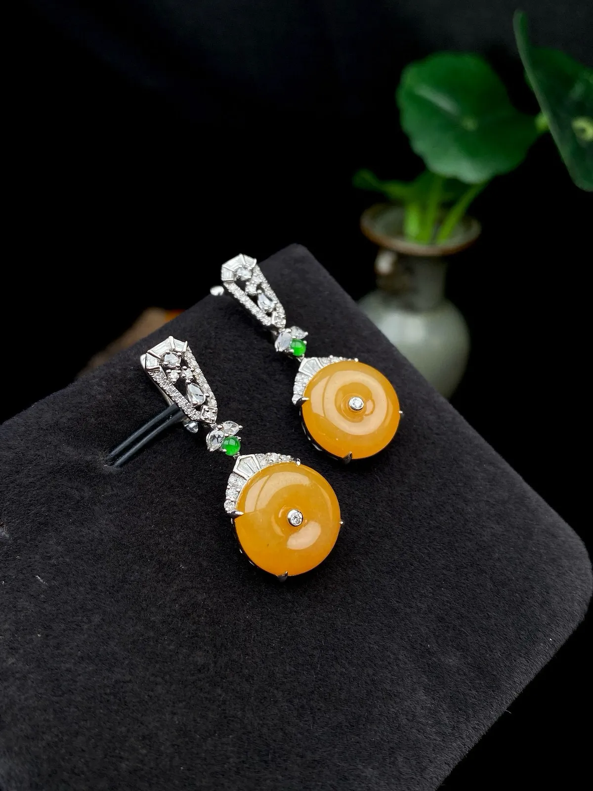 【冰种黄翡平安扣耳坠】质地细腻，种水上乘，纯净通透，收藏品质，18k金钻豪华镶嵌，裸石尺寸12.4*