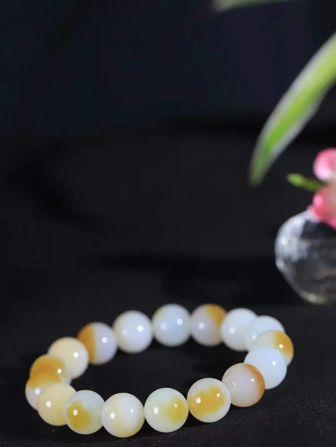 【珠圆玉润.手串】

精品和田玉糖白玉珠圆玉润手串 玉质温润细腻  整串打磨圆润，佩戴舒适。珠珠落玉