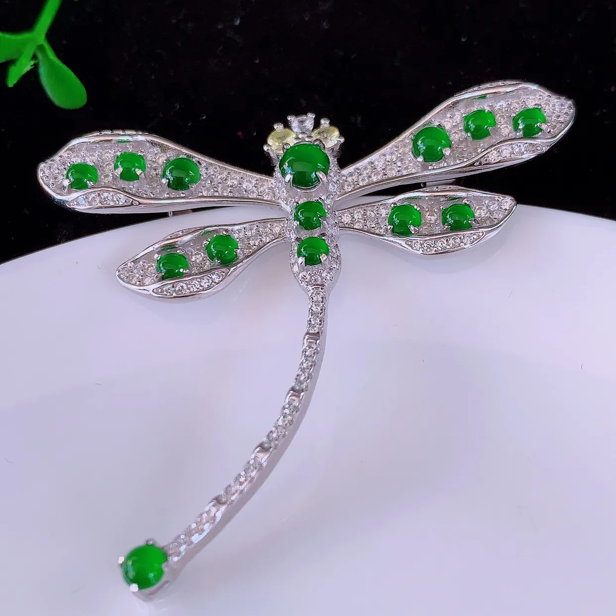 冰透满绿翡翠925银镶嵌蜻蜓胸针，自然光实拍，翠色灵动，颜色漂亮，种老水足，品相佳，佩戴佳品！#97.16整体45.5*50.8*9.5裸石4.5*4.2