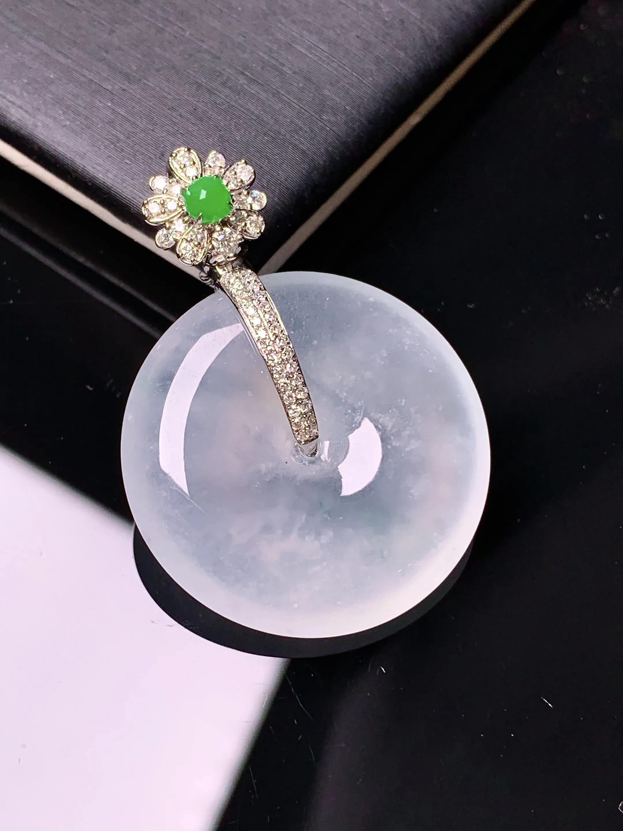 18k金钻镶嵌冰种平安扣吊坠 玉质细腻 色泽清新艳丽 整体尺寸34.8*25*5.5