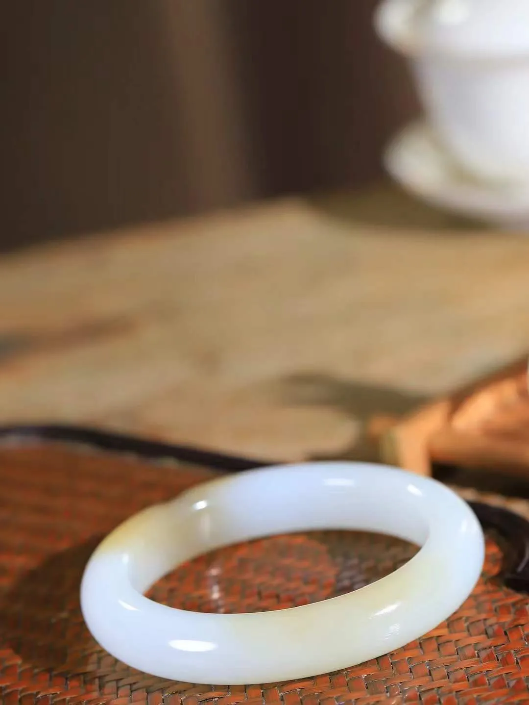 （温柔雅致.手镯）

精品️和田玉糖白玉手镯。镯型饱满，温润细腻，脂润沁香。️执一卷书，沏一