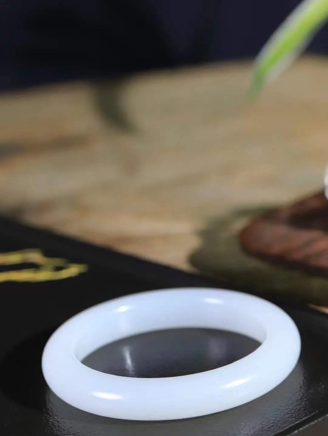 【花样年华·手镯】

精品和田玉白玉手镯，质地油润细腻，色泽高贵典雅，镯型古朴典雅。在诗情画意的雨