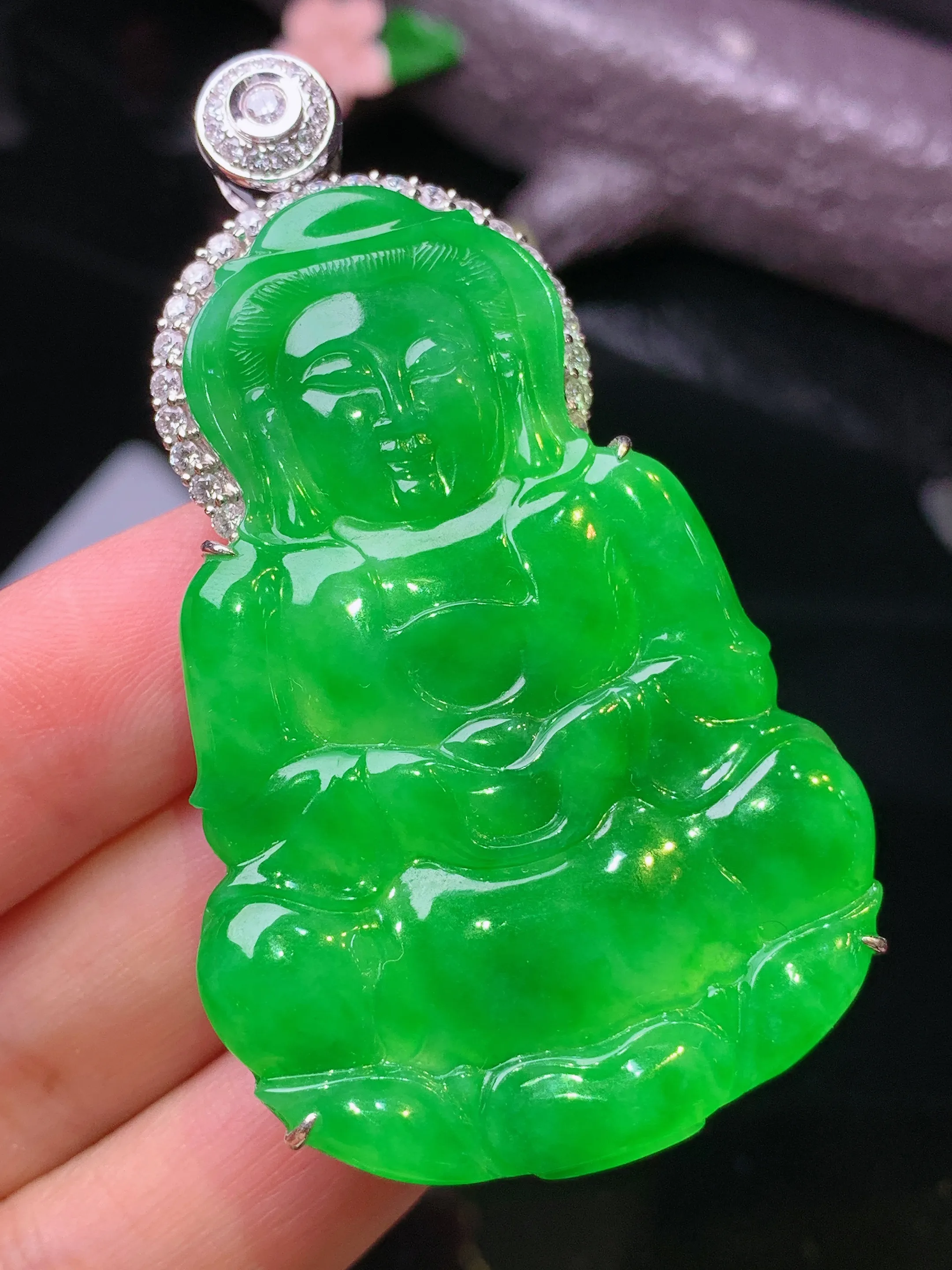 18k金钻镶嵌满绿观音菩萨吊坠 玉质细腻 色泽清新艳丽 整体尺寸62.2*35.8*10